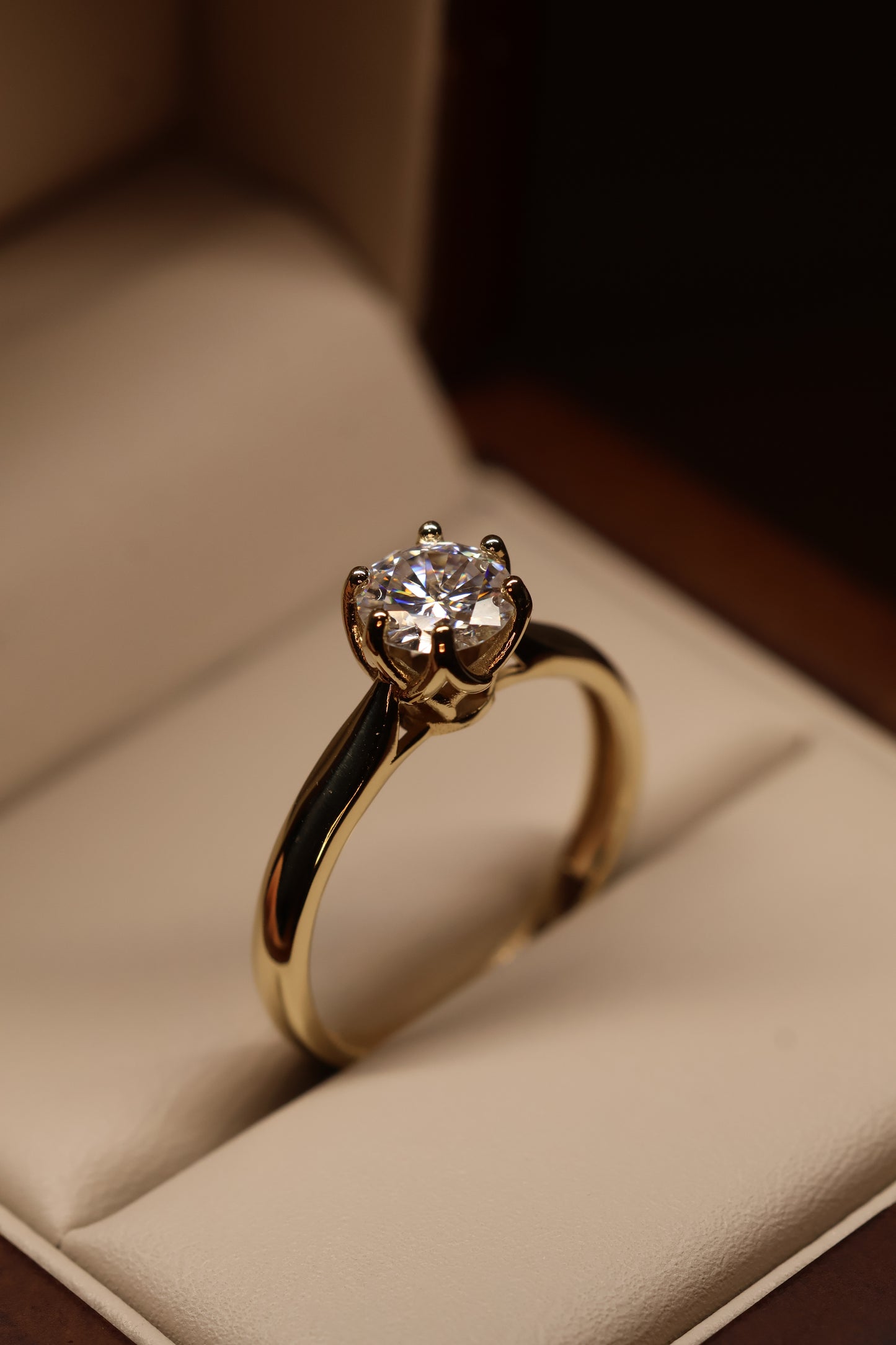 Anillo Briana en Oro Amarillo 10k 1cts con Moissanita GRA Modelo 15893