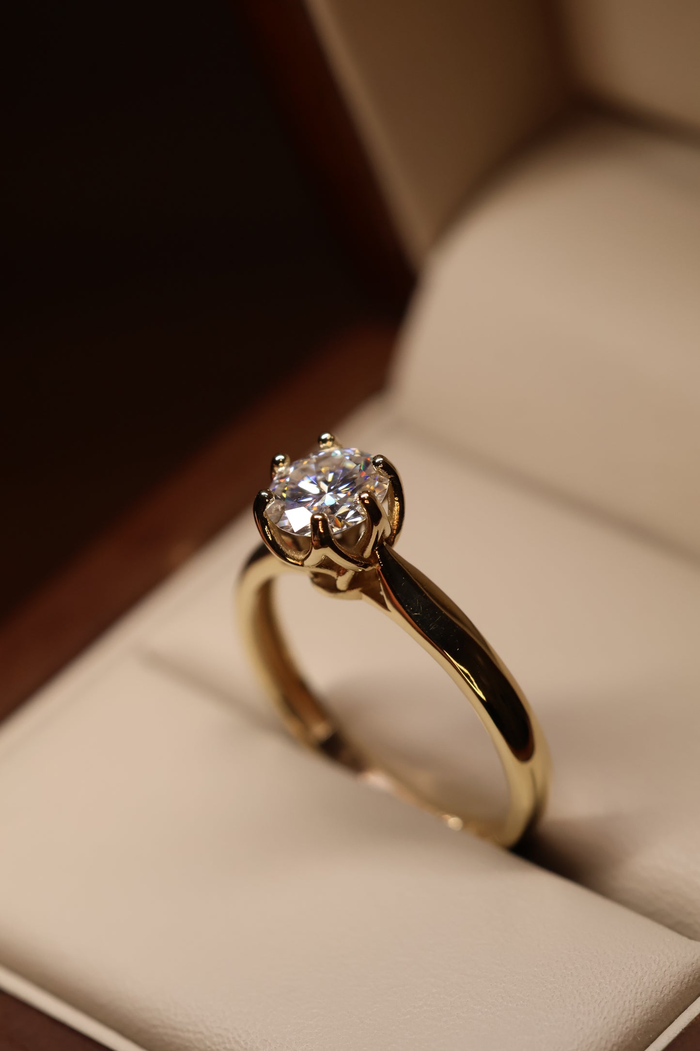 Anillo Briana en Oro Amarillo 10k 1cts con Moissanita GRA Modelo 15893