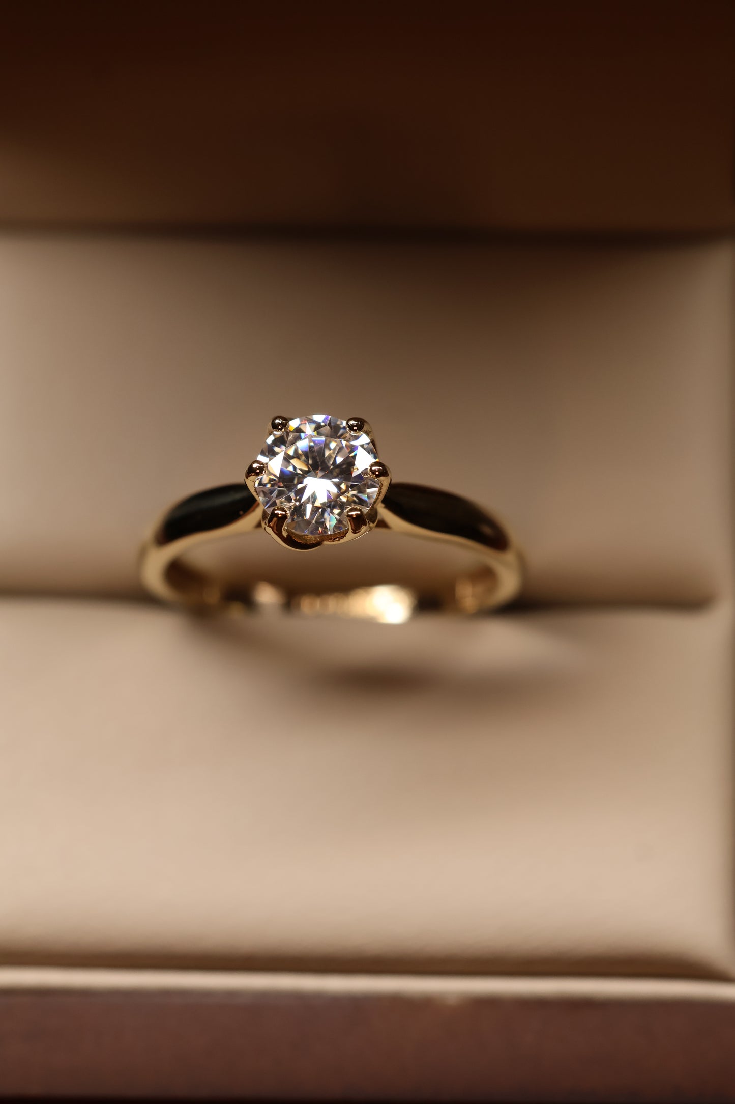 Anillo Briana en Oro Amarillo 10k 1cts con Moissanita GRA Modelo 15893