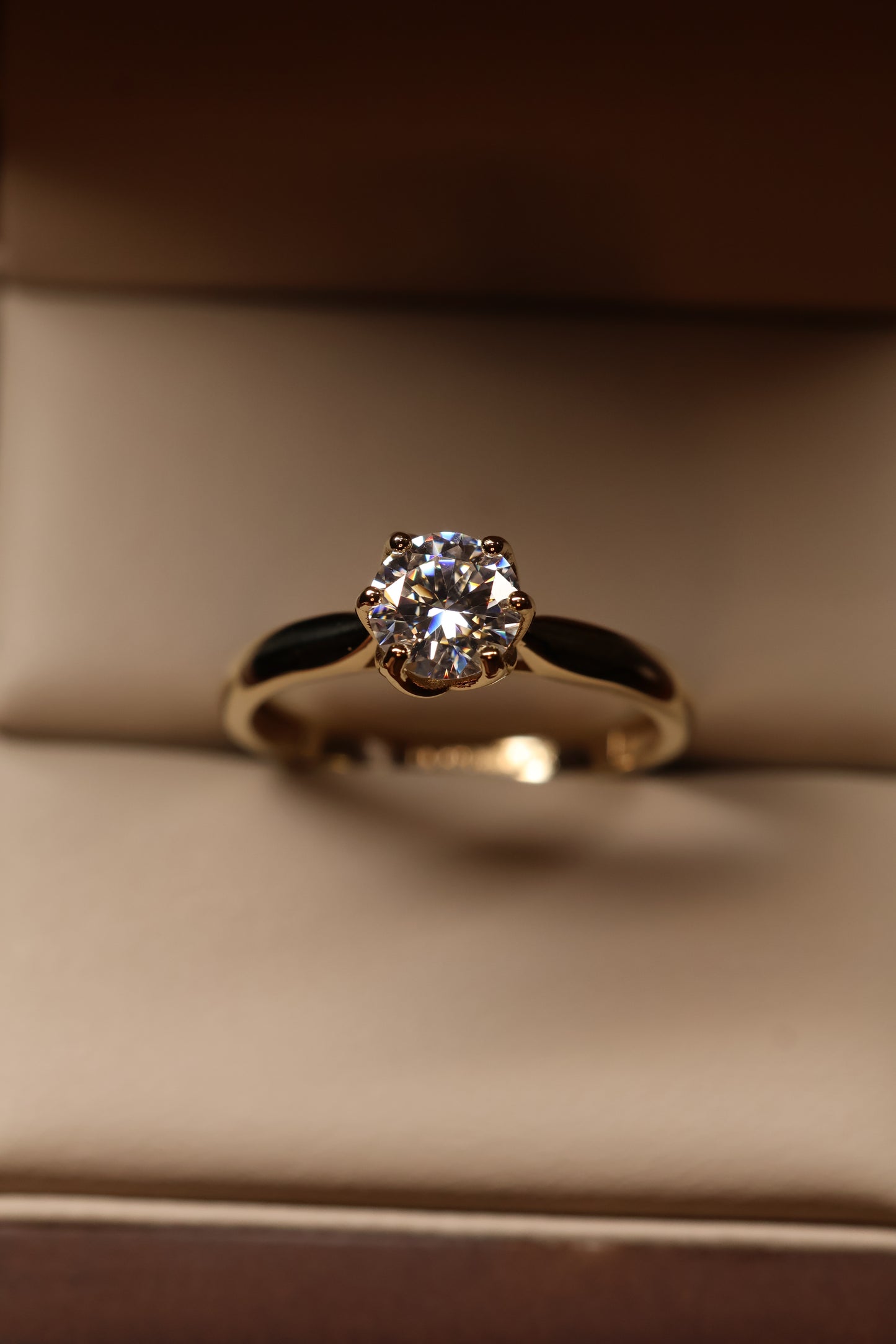 Anillo Briana en Oro Amarillo 10k 1cts con Moissanita GRA Modelo 15893