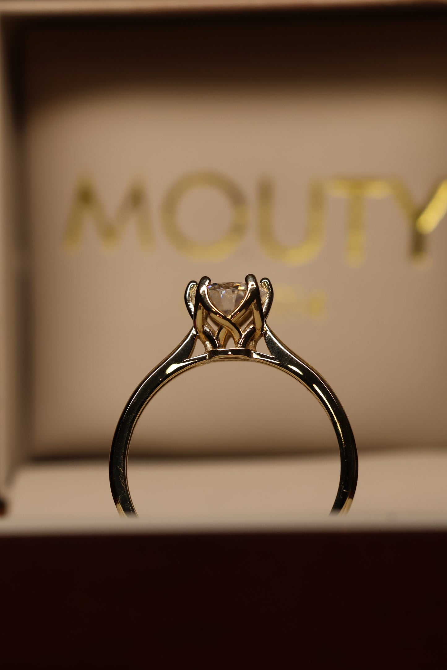 Anillo Briana en Oro Amarillo 10k 1cts con Moissanita GRA Modelo 15893