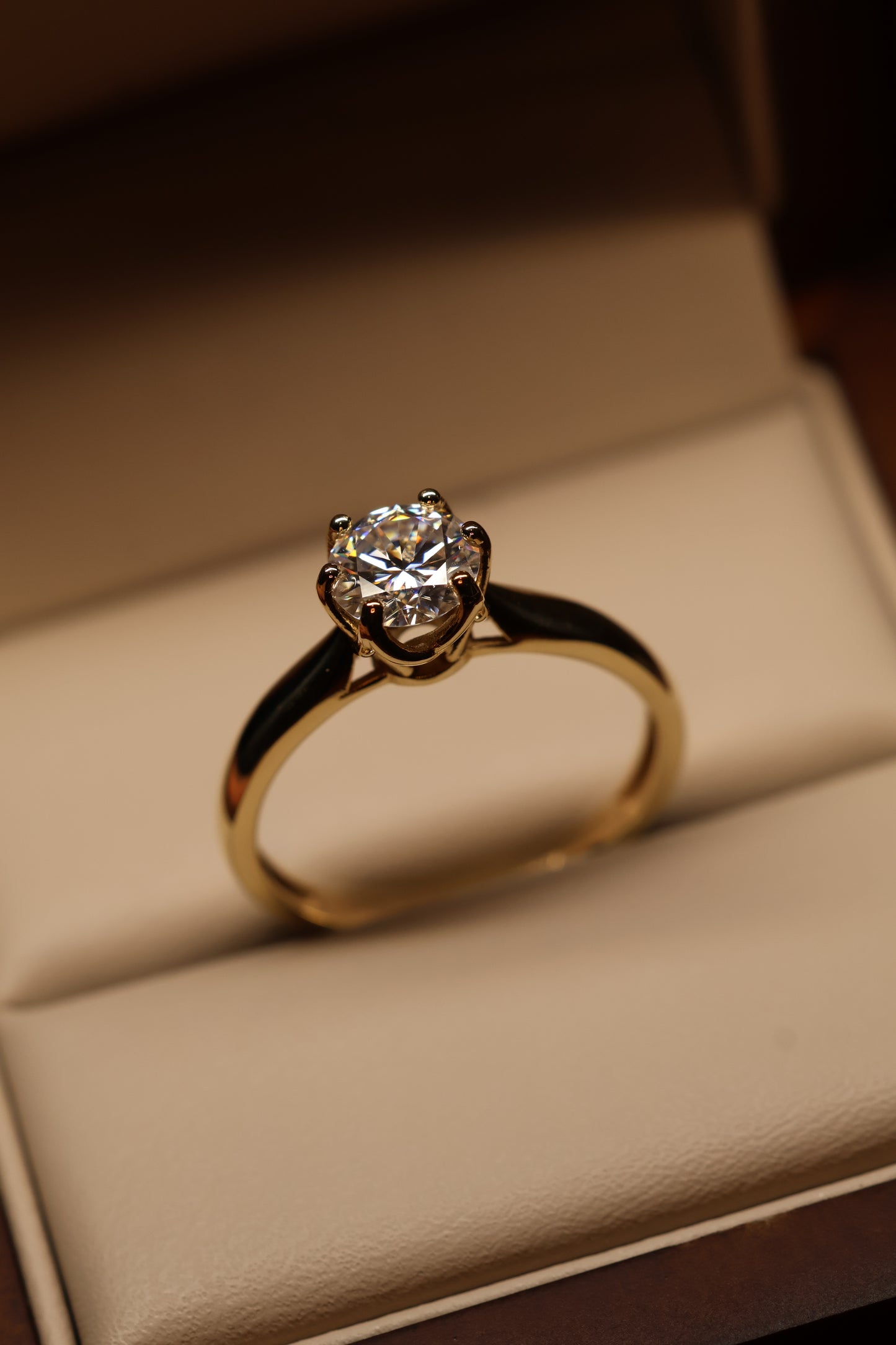 Anillo Briana en Oro Amarillo 10k 1cts con Moissanita GRA Modelo 15893