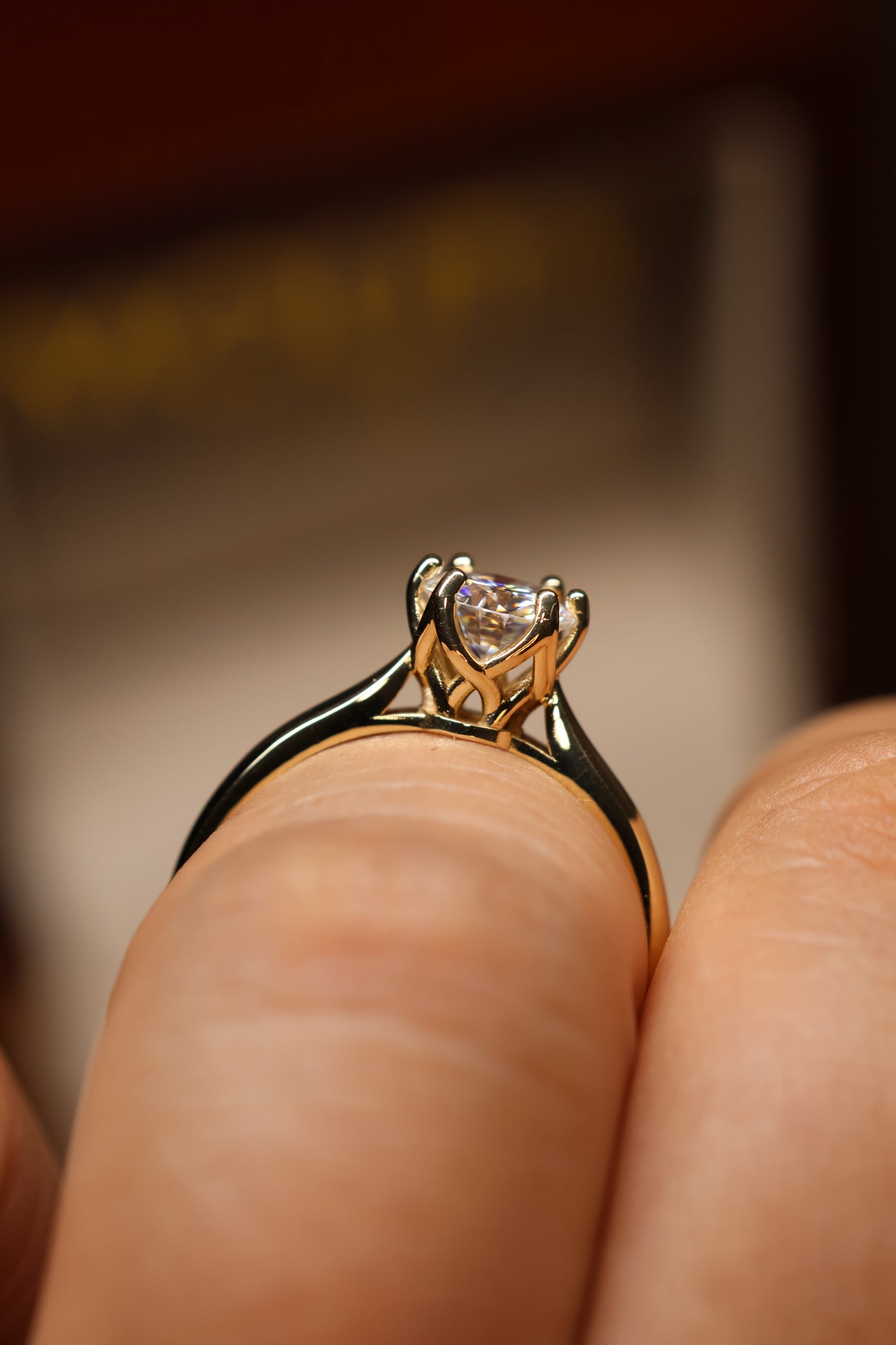Anillo Briana en Oro Amarillo 10k 1cts con Moissanita GRA Modelo 15893