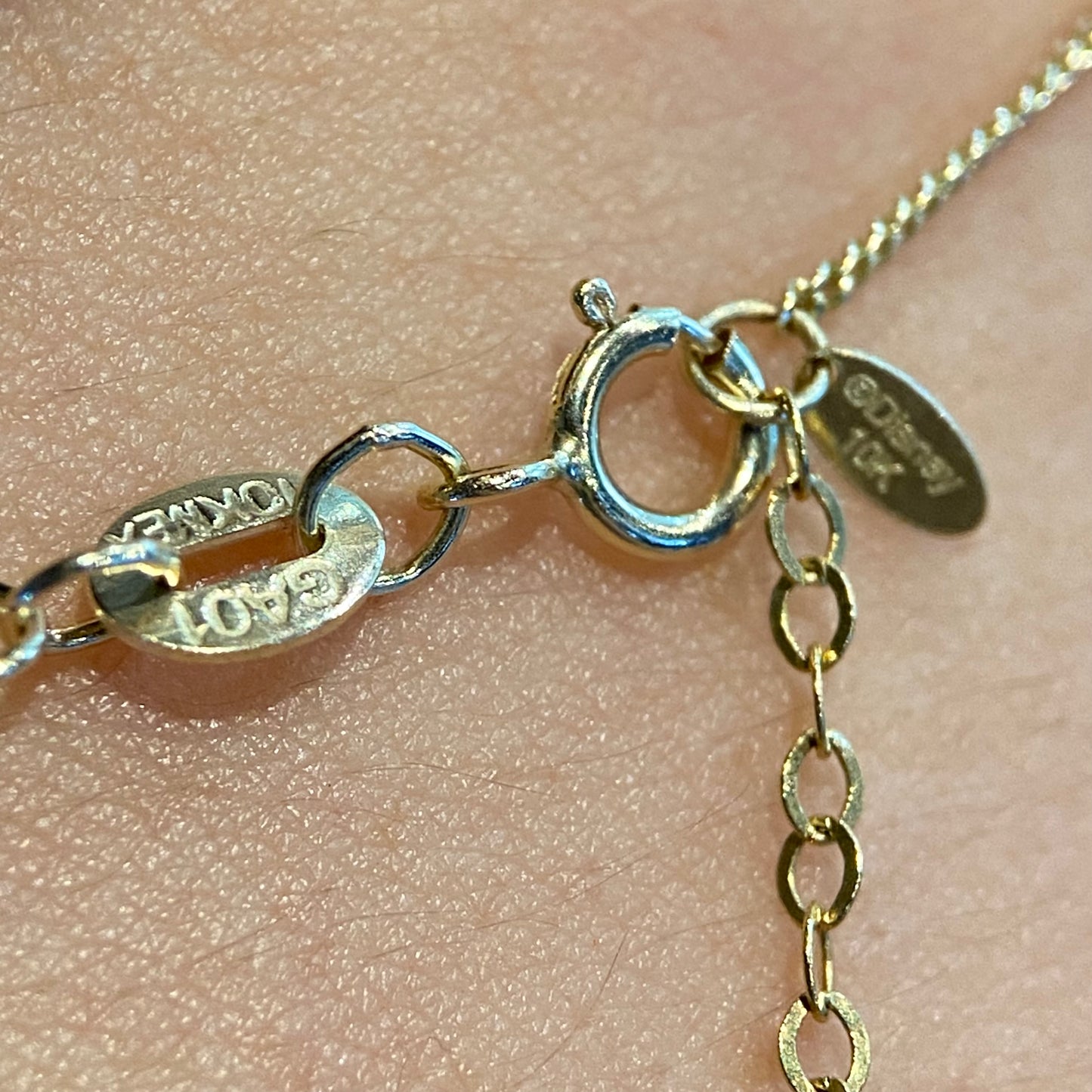 Collar Mickey silueta con circonias en oro amarillo 10k Disney®️ (50cm)