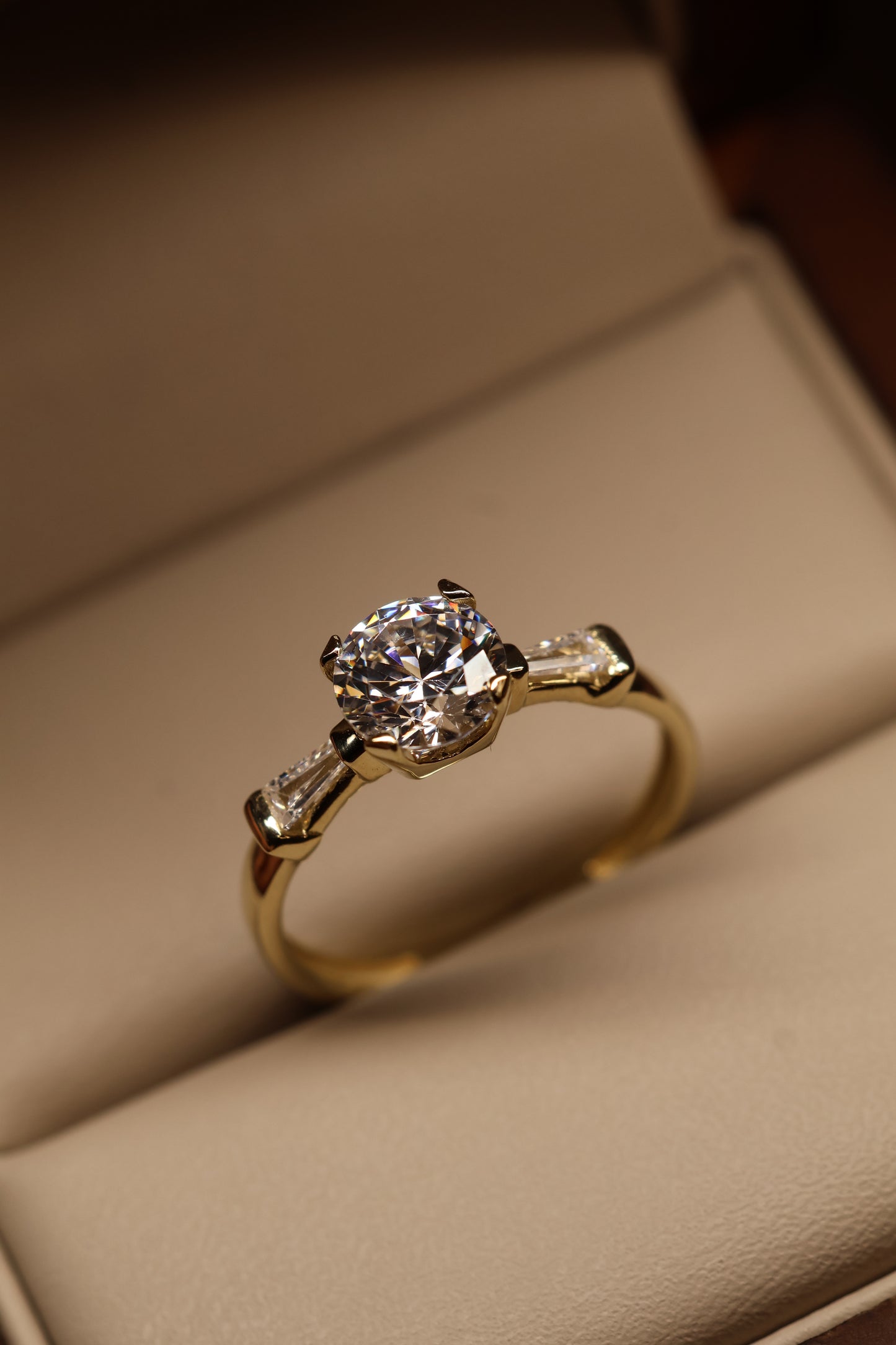 Anillo en Oro Amarillo 14k con Circonia Mod. 15889