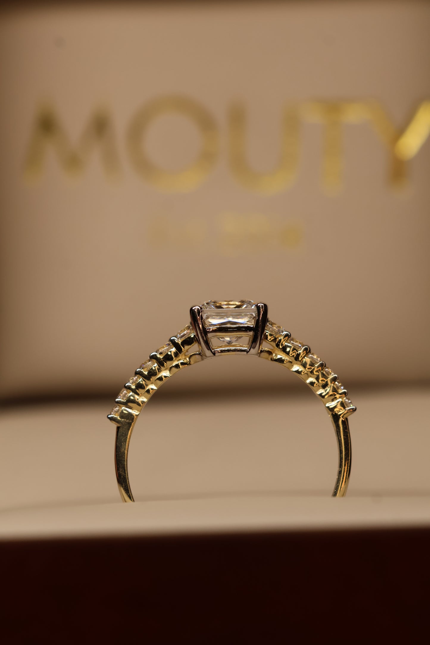 Anillo en Oro Amarillo 14k con Circonia Mod. 15887