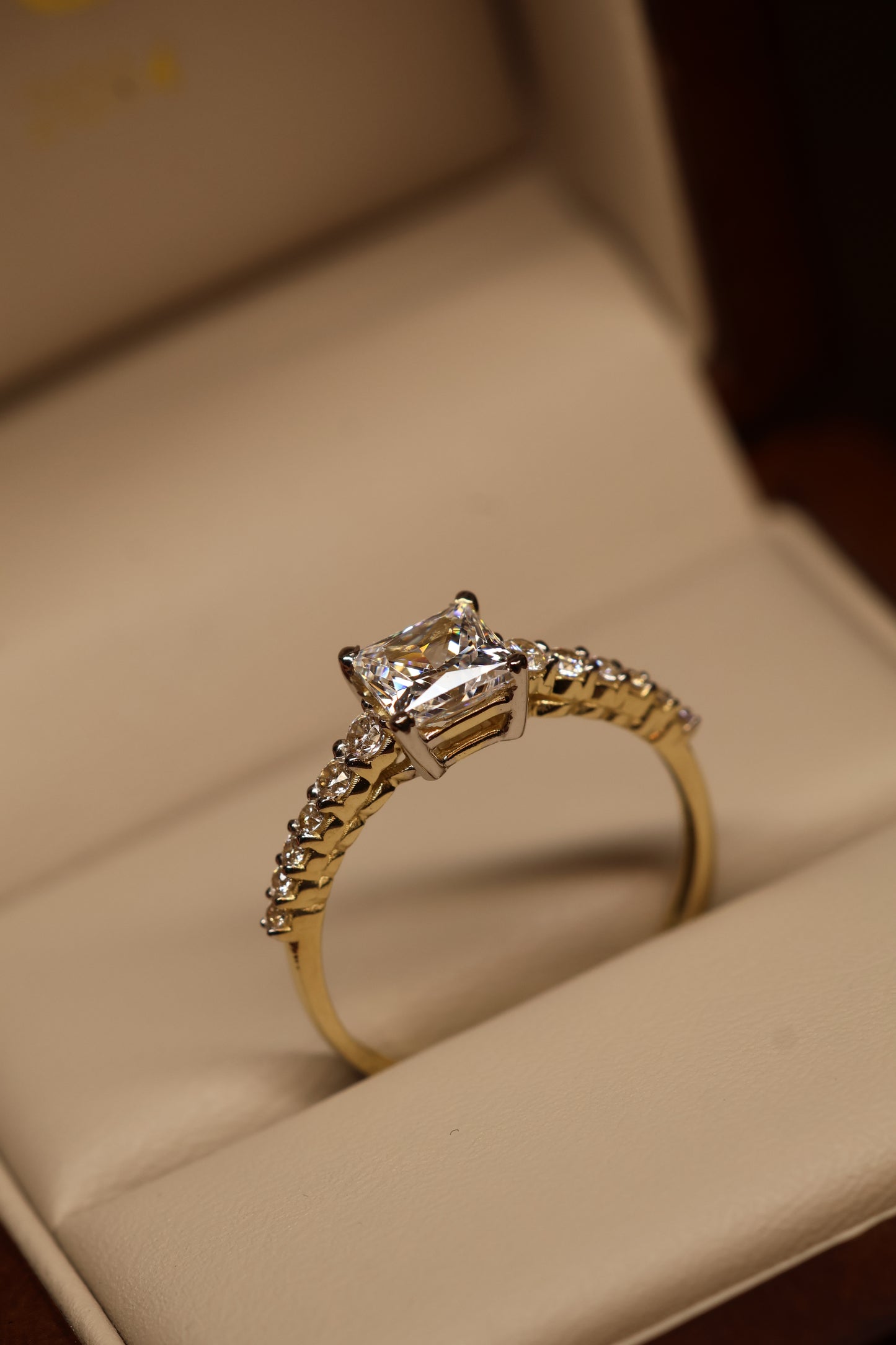 Anillo en Oro Amarillo 14k con Circonia Mod. 15887