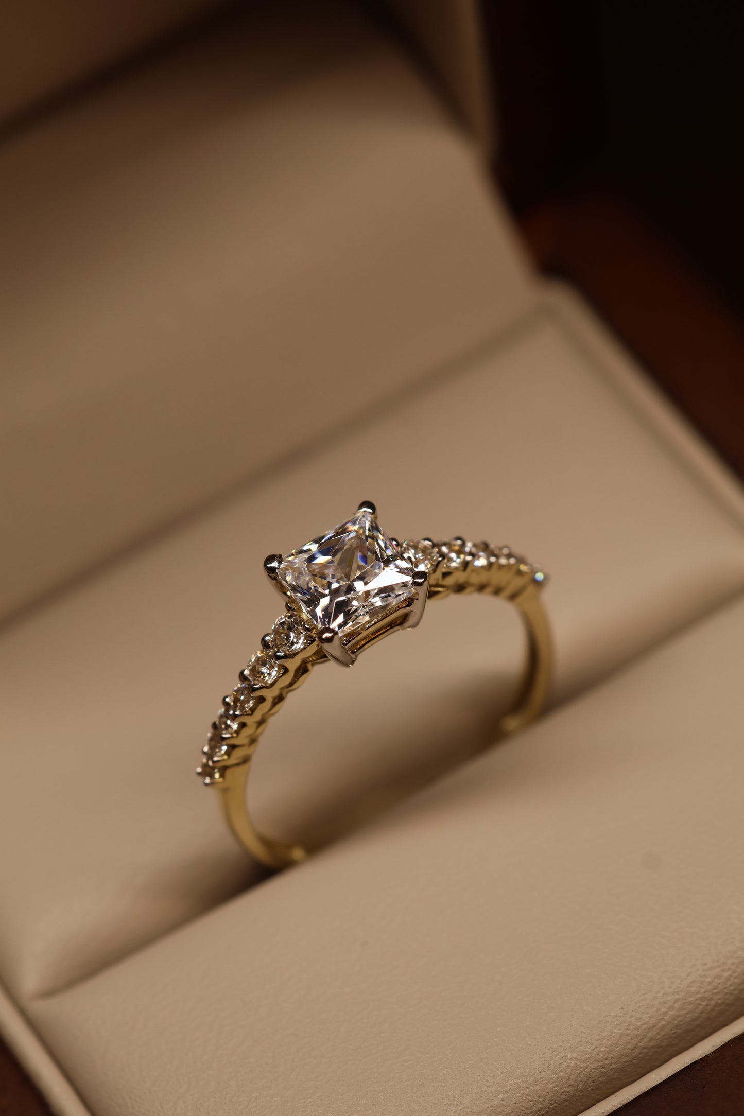 Anillo en Oro Amarillo 14k con Circonia Mod. 15887