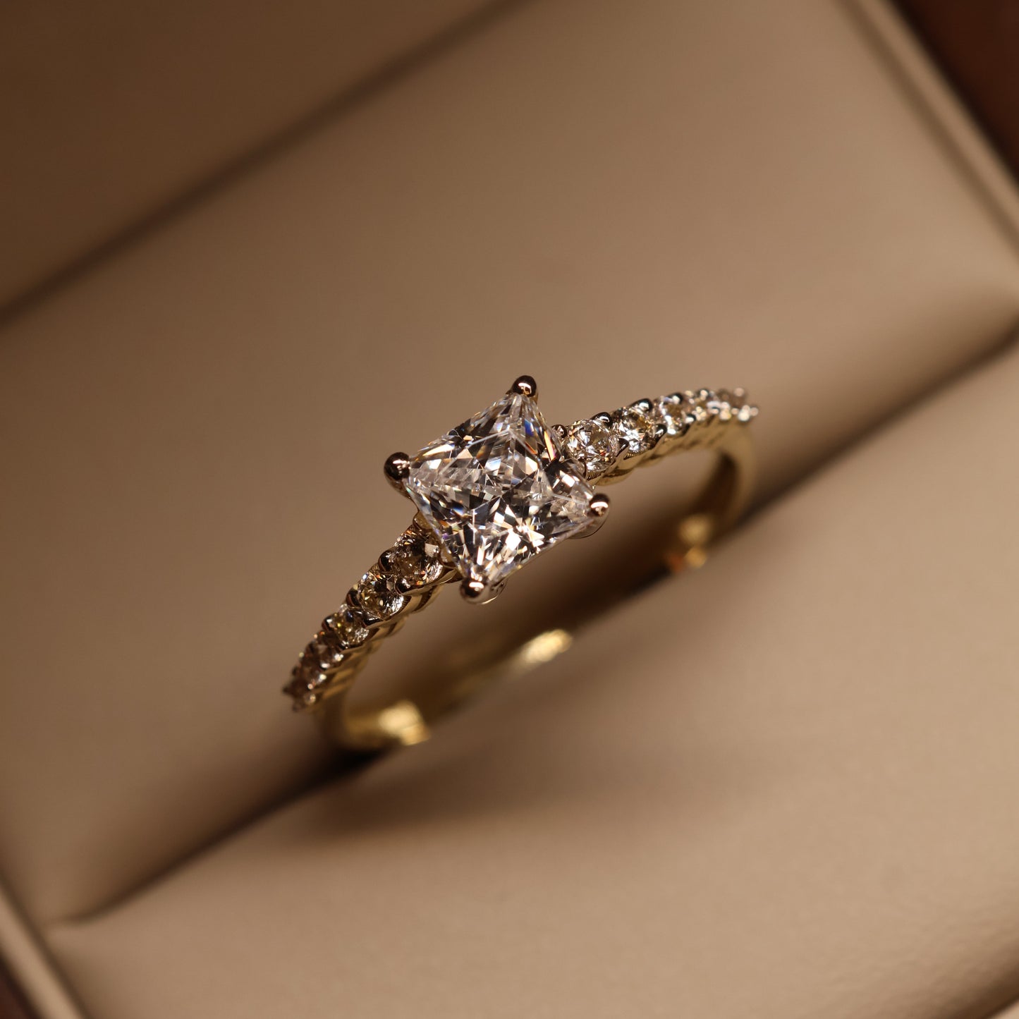 Anillo Violeta en Oro Amarillo 14k con Circonia Mod.15887