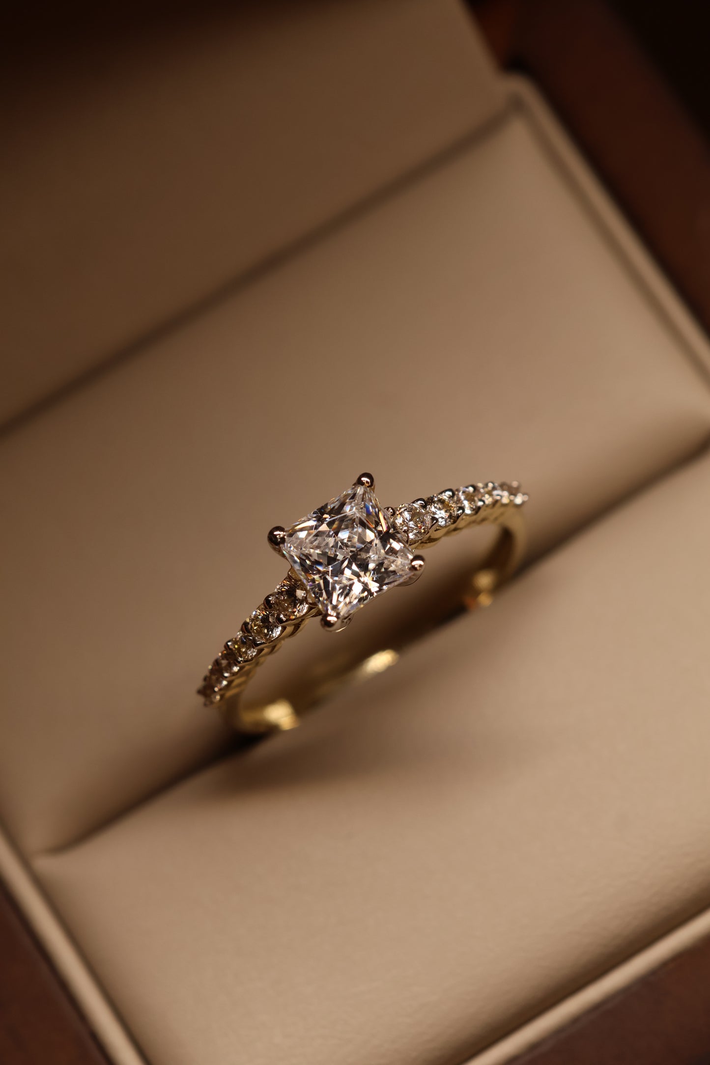 Anillo en Oro Amarillo 14k con Circonia Mod. 15887