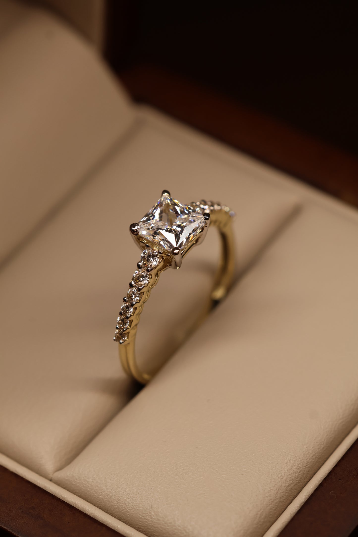 Anillo en Oro Amarillo 14k con Circonia Mod. 15887