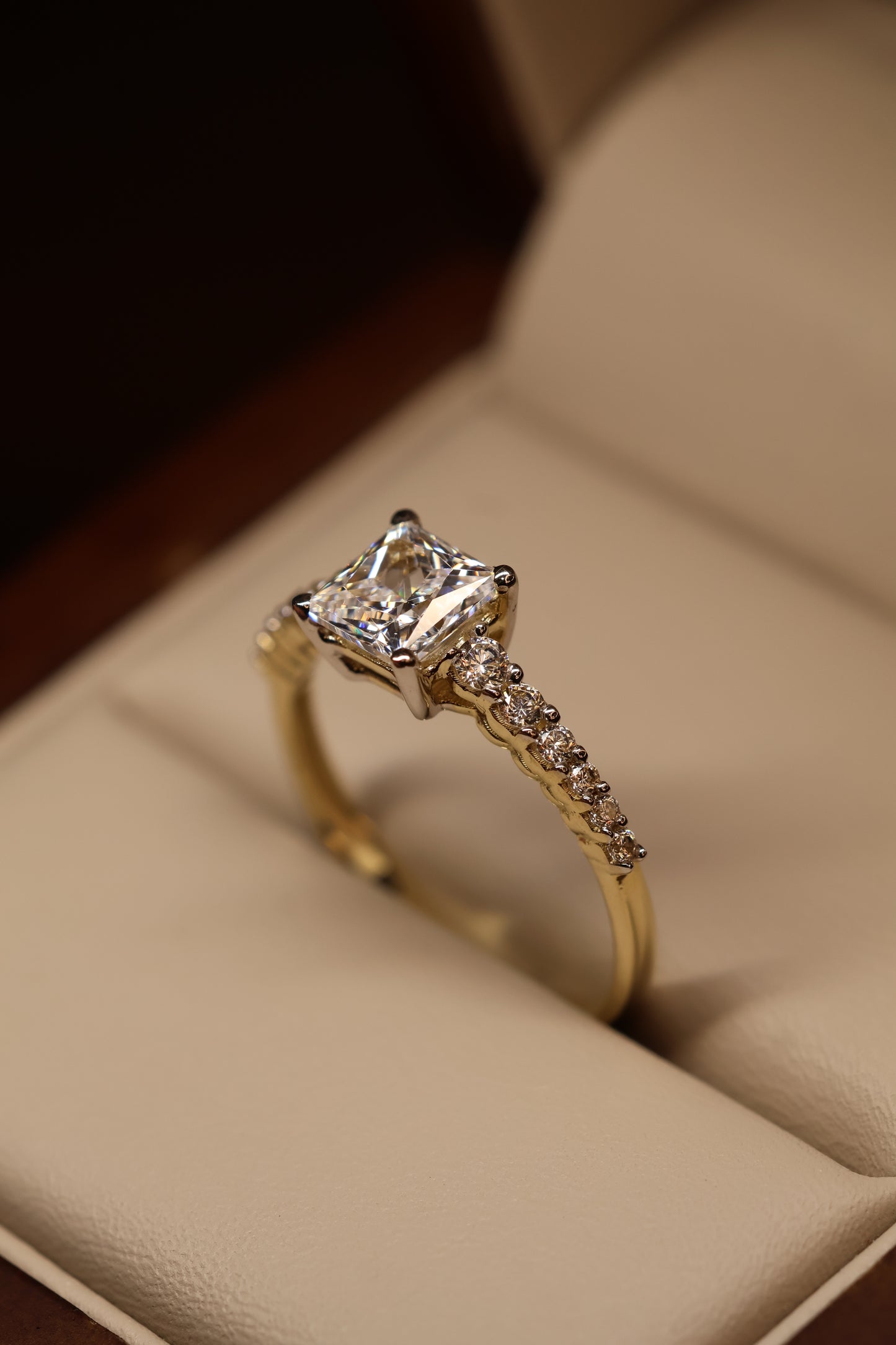 Anillo en Oro Amarillo 14k con Circonia Mod. 15887