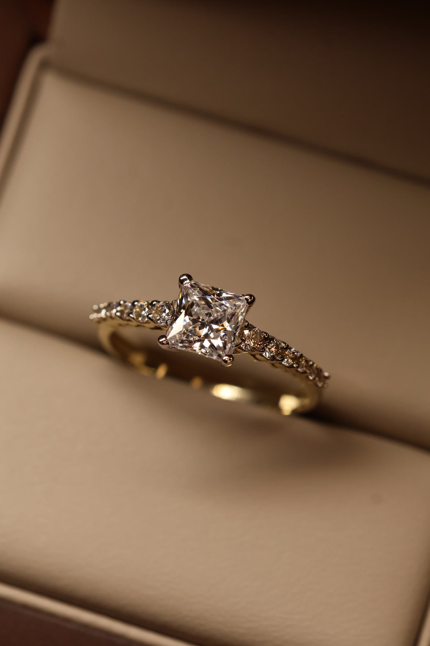 Anillo en Oro Amarillo 14k con Circonia Mod. 15887