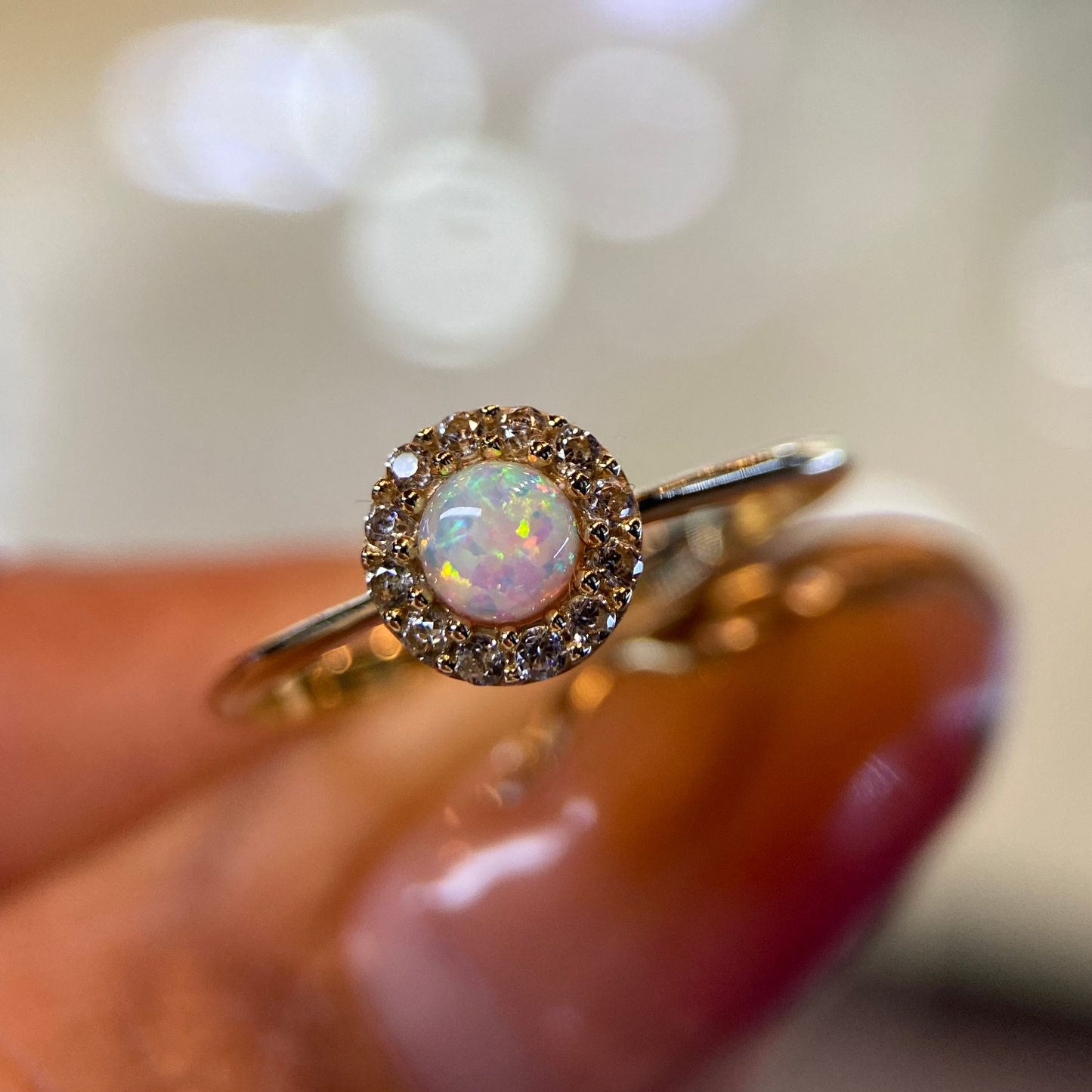 Anillo en Oro Amrillo 14k con Opalo y Circonias Mod. 15381 (Talla Unica)