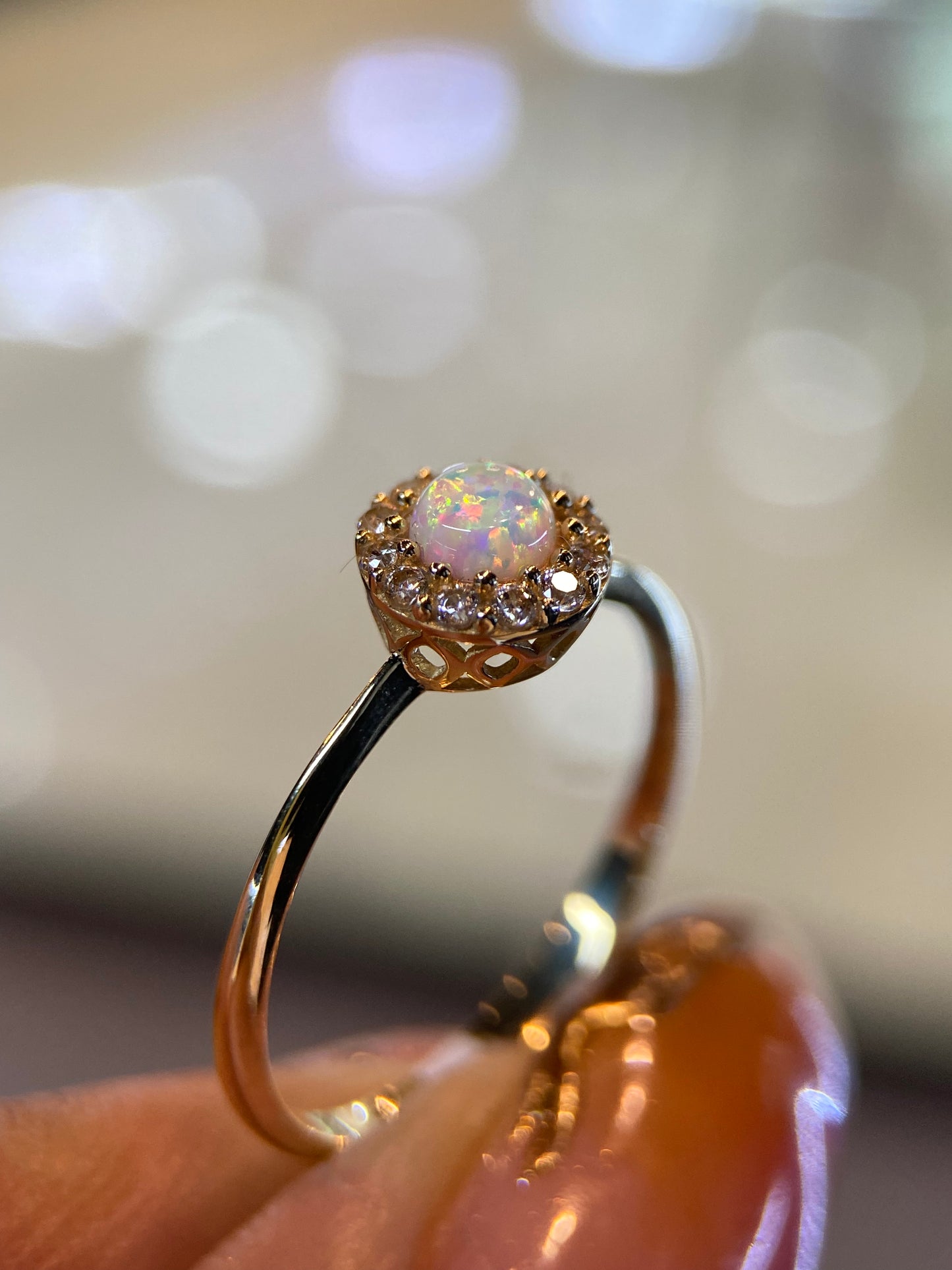 Anillo en Oro Amrillo 14k con Opalo y Circonias Mod. 15381 (Talla Unica)