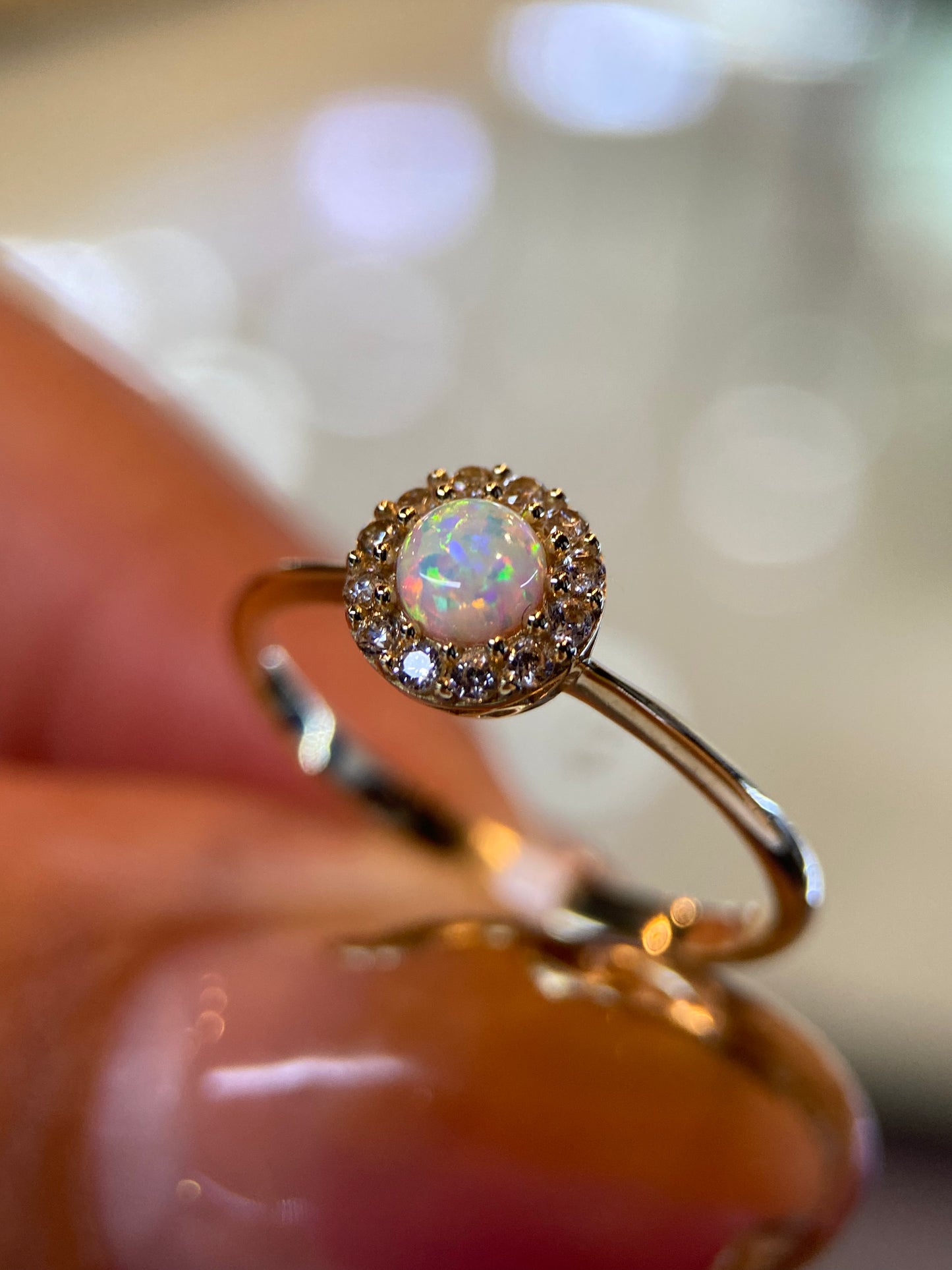 Anillo en Oro Amrillo 14k con Opalo y Circonias Mod. 15381 (Talla Unica)