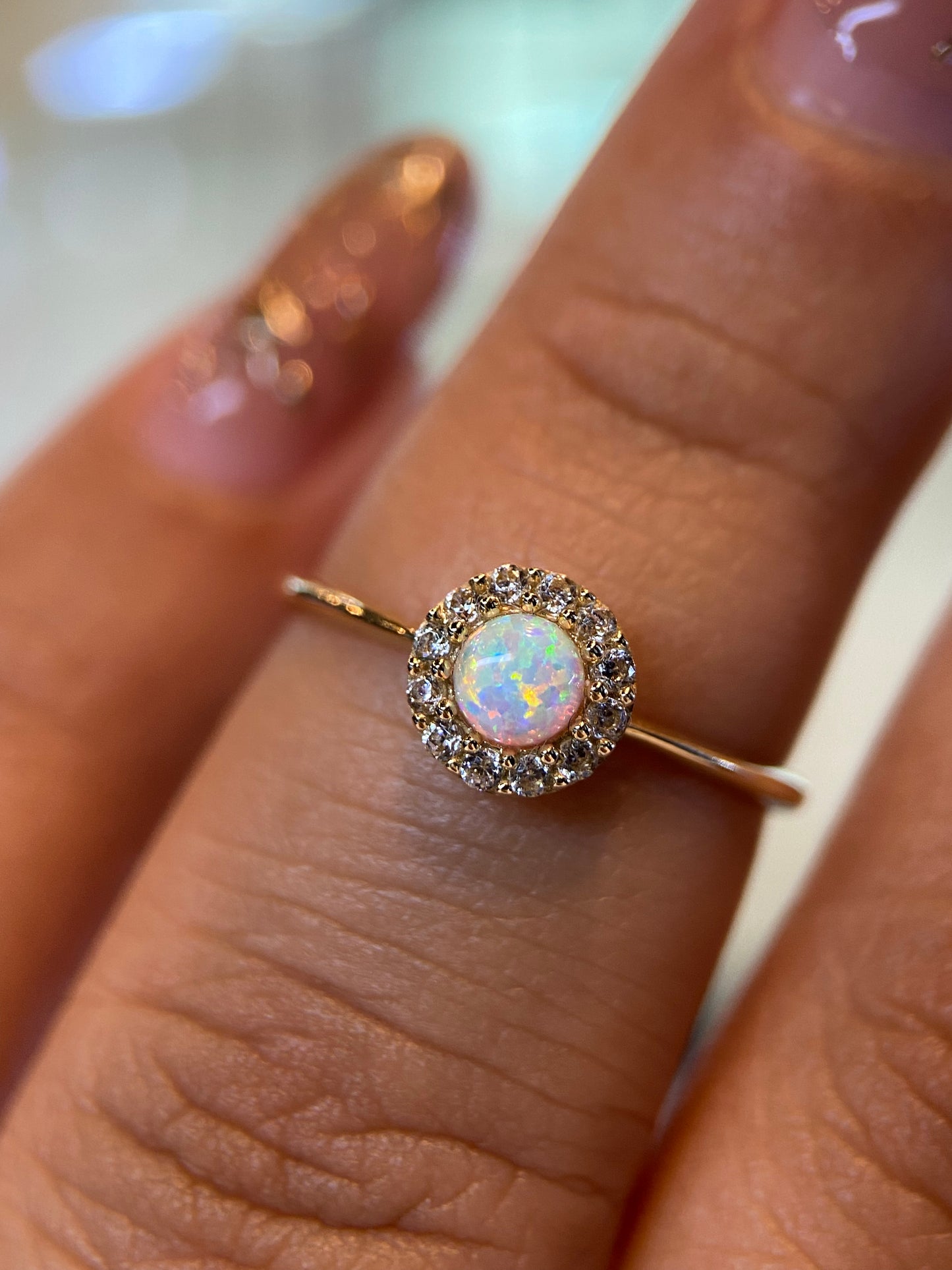 Anillo en Oro Amrillo 14k con Opalo y Circonias Mod. 15381 (Talla Unica)