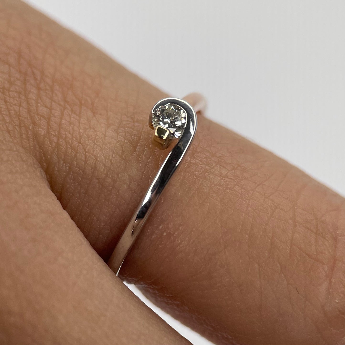Anillo en oro florentino 14k con diamante natural .09cts Mod: OF1534