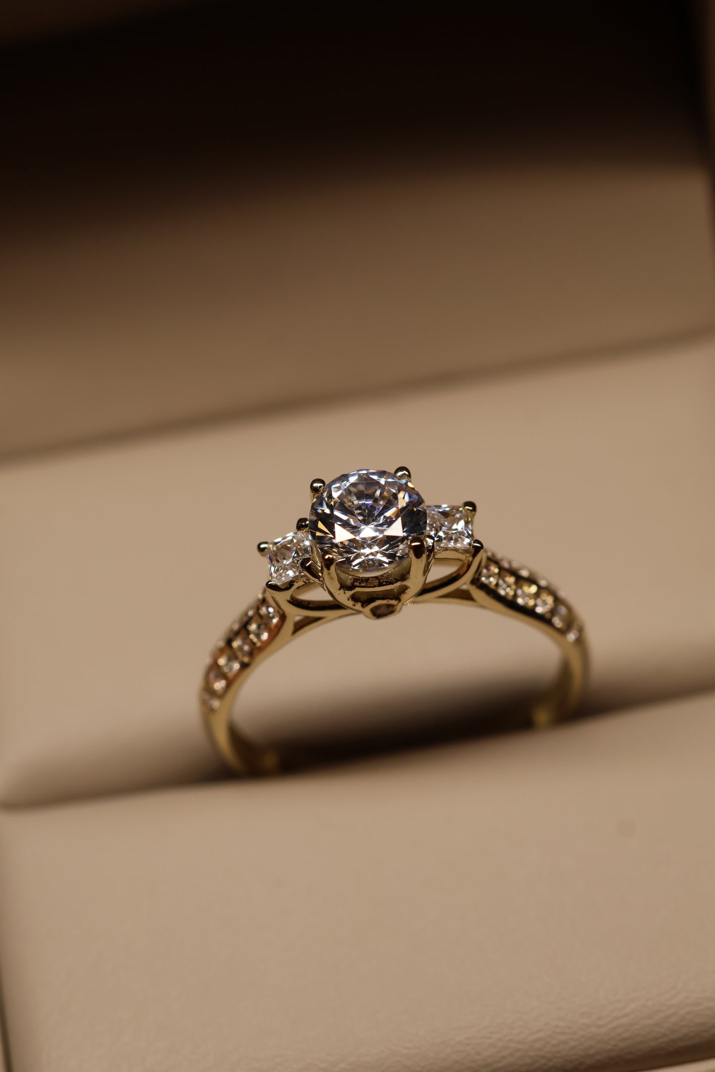 Anillo en Oro Amarillo 14k con Circonia Mod. 15879