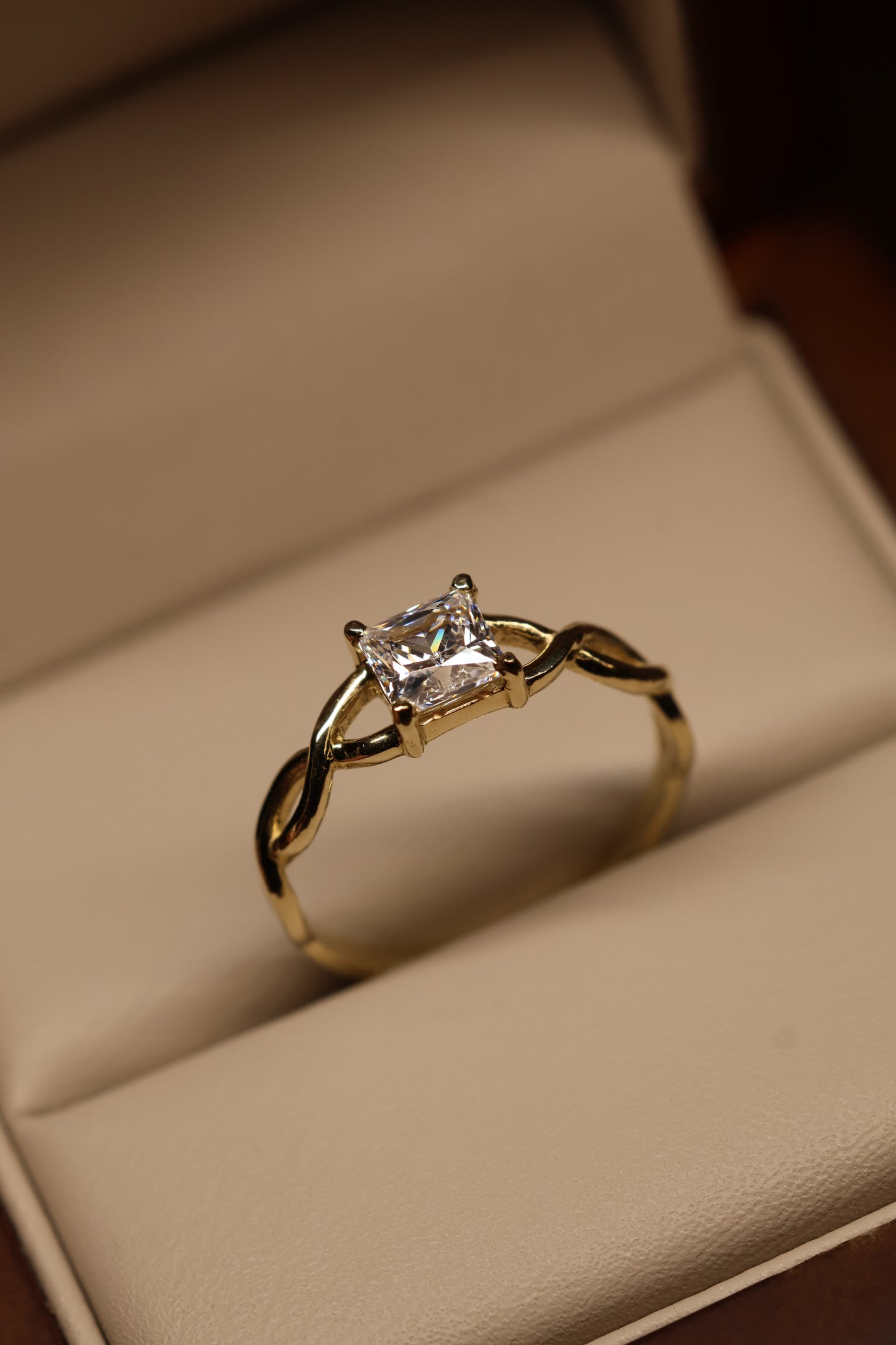 Anillo en Oro Amarillo 14k con Circonia Mod. 15869