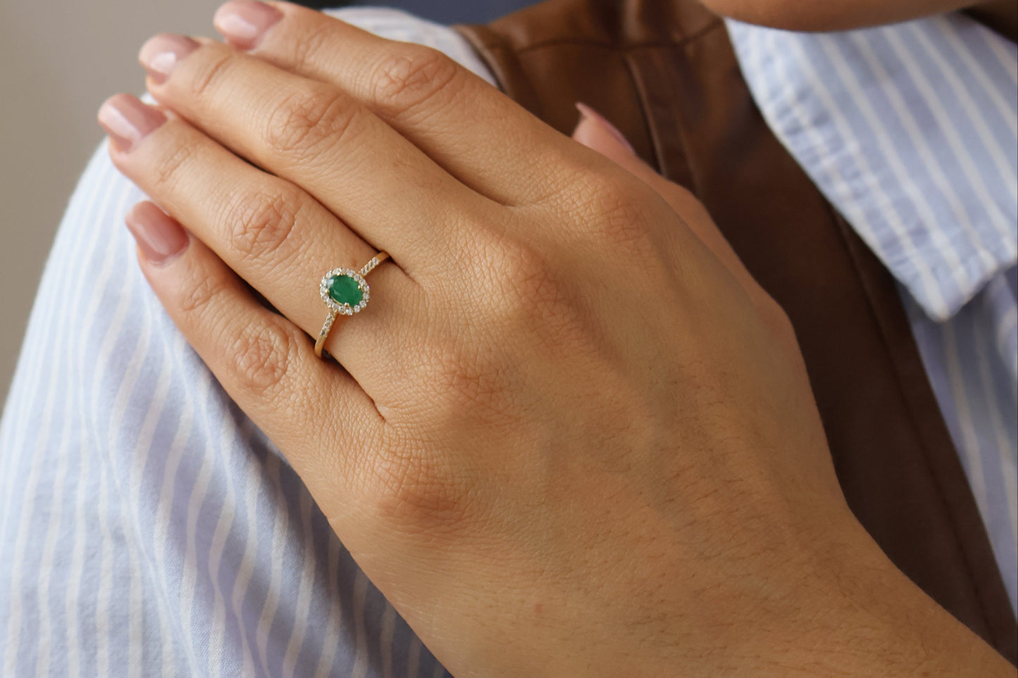 Anillo Daisy en Oro 14k con Esmeralda 0.50ct