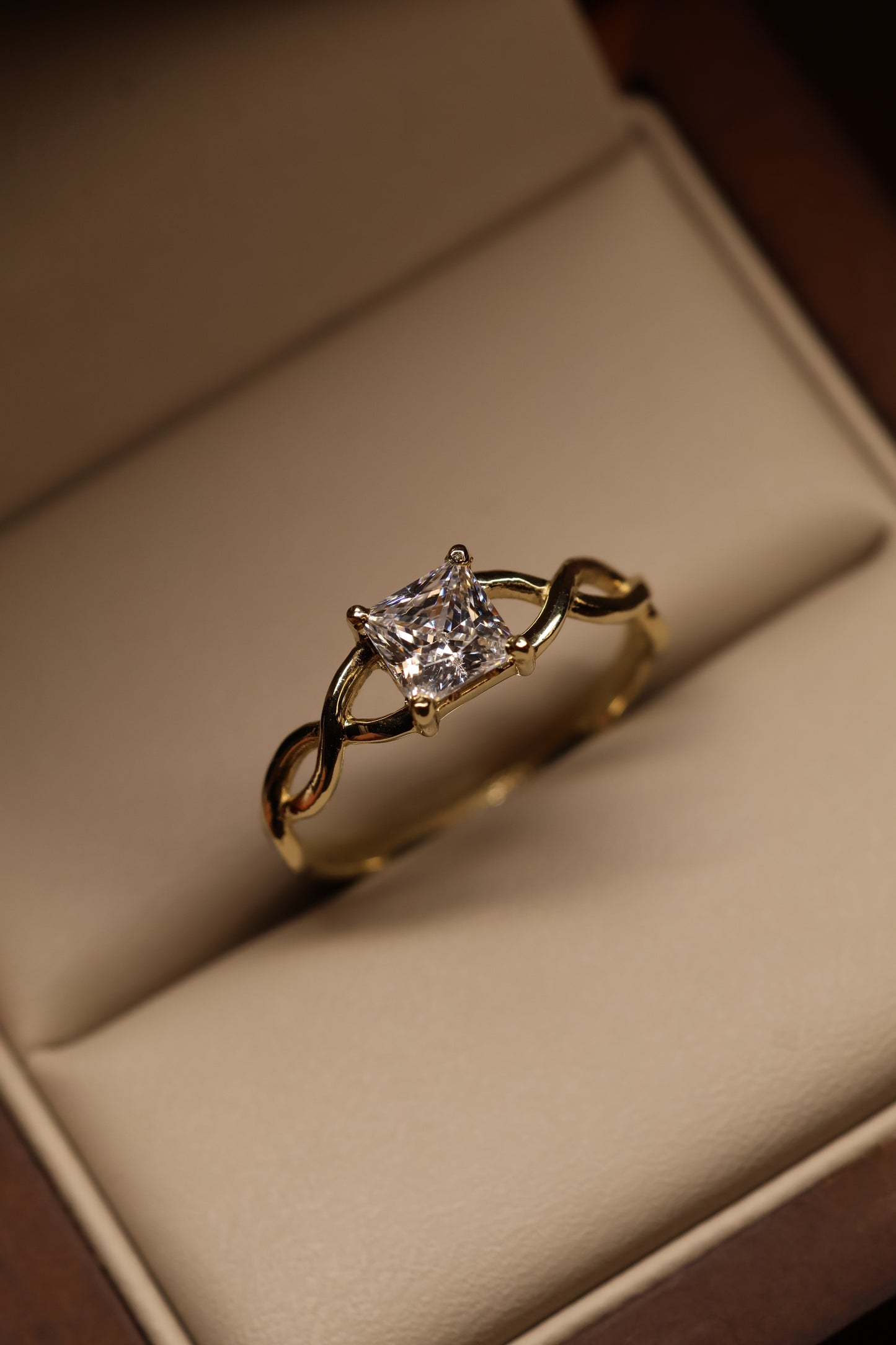 Anillo en Oro Amarillo 14k con Circonia Mod. 15869