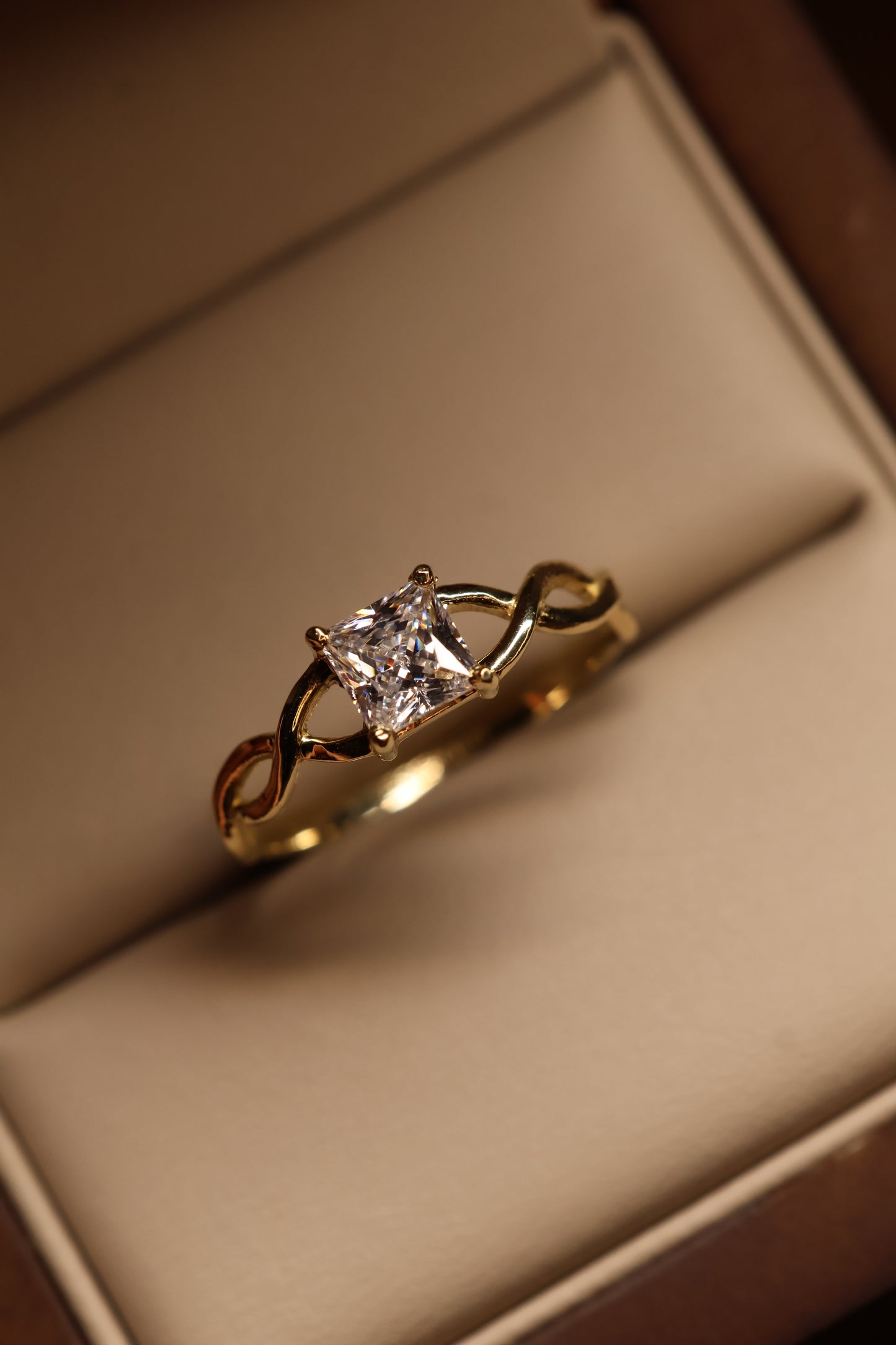 Anillo en Oro Amarillo 14k con Circonia Mod. 15869