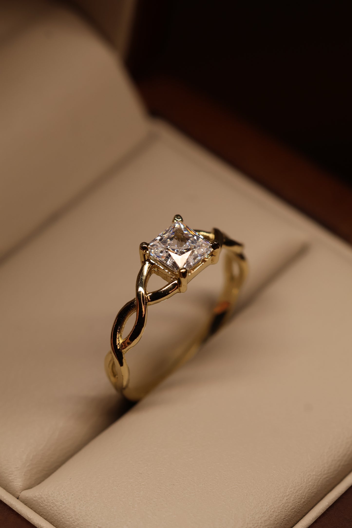 Anillo en Oro Amarillo 14k con Circonia Mod. 15869