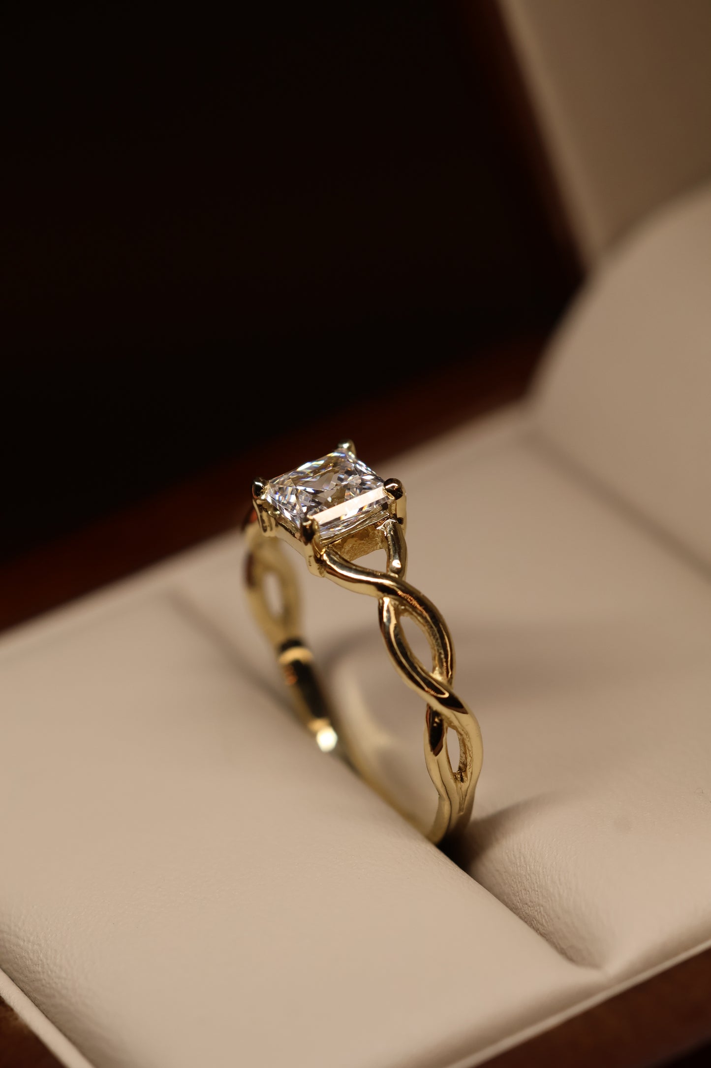 Anillo en Oro Amarillo 14k con Circonia Mod. 15869