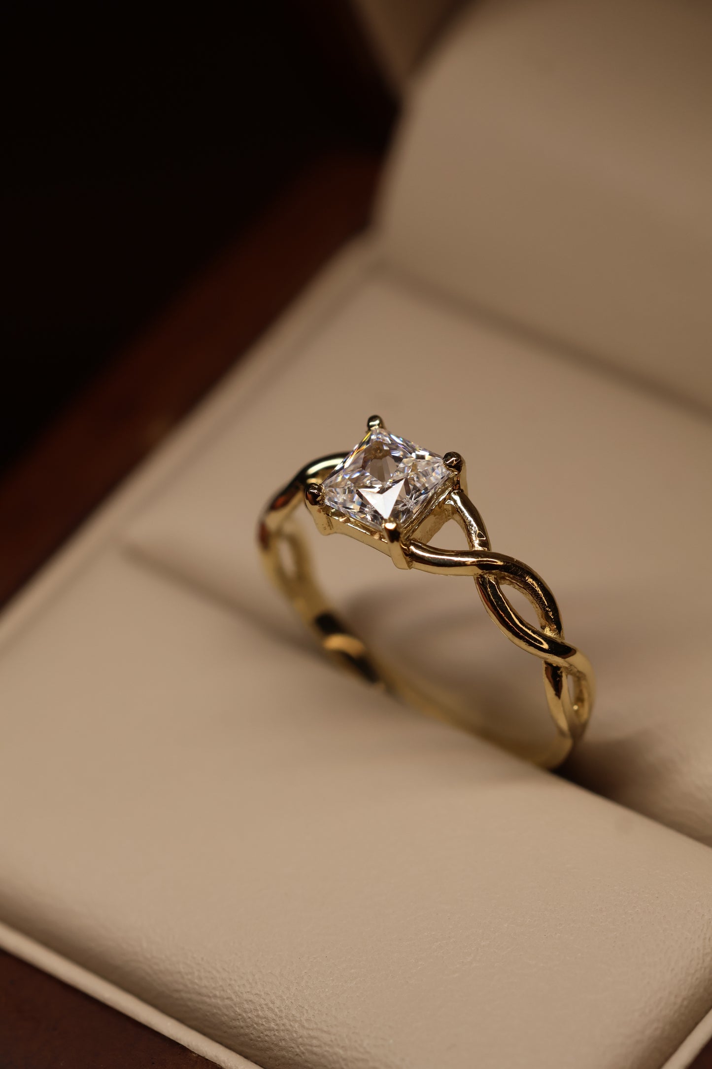 Anillo en Oro Amarillo 14k con Circonia Mod. 15869
