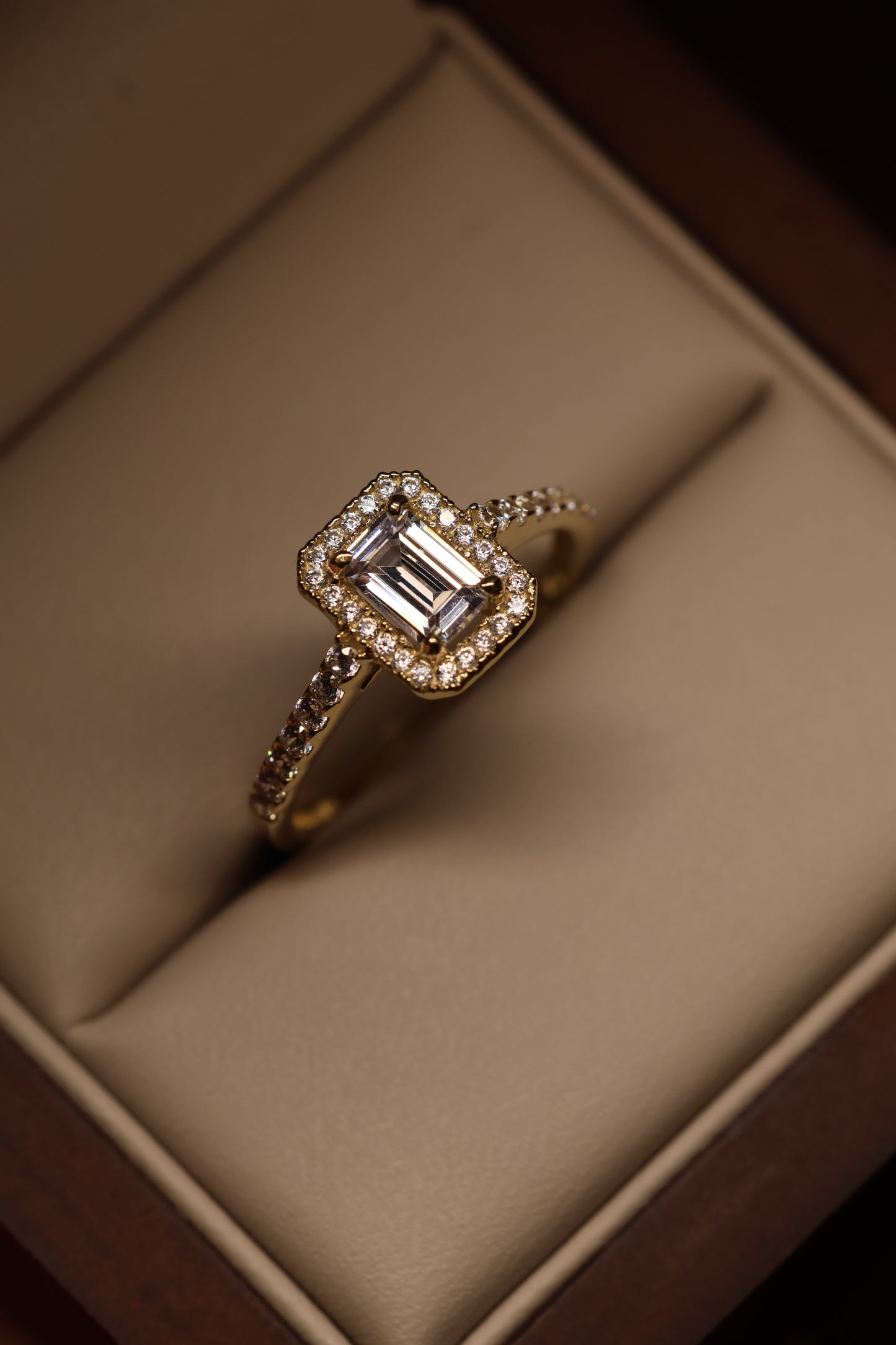 Anillo en Oro Amarillo 14k con Circonia Mod. 15884