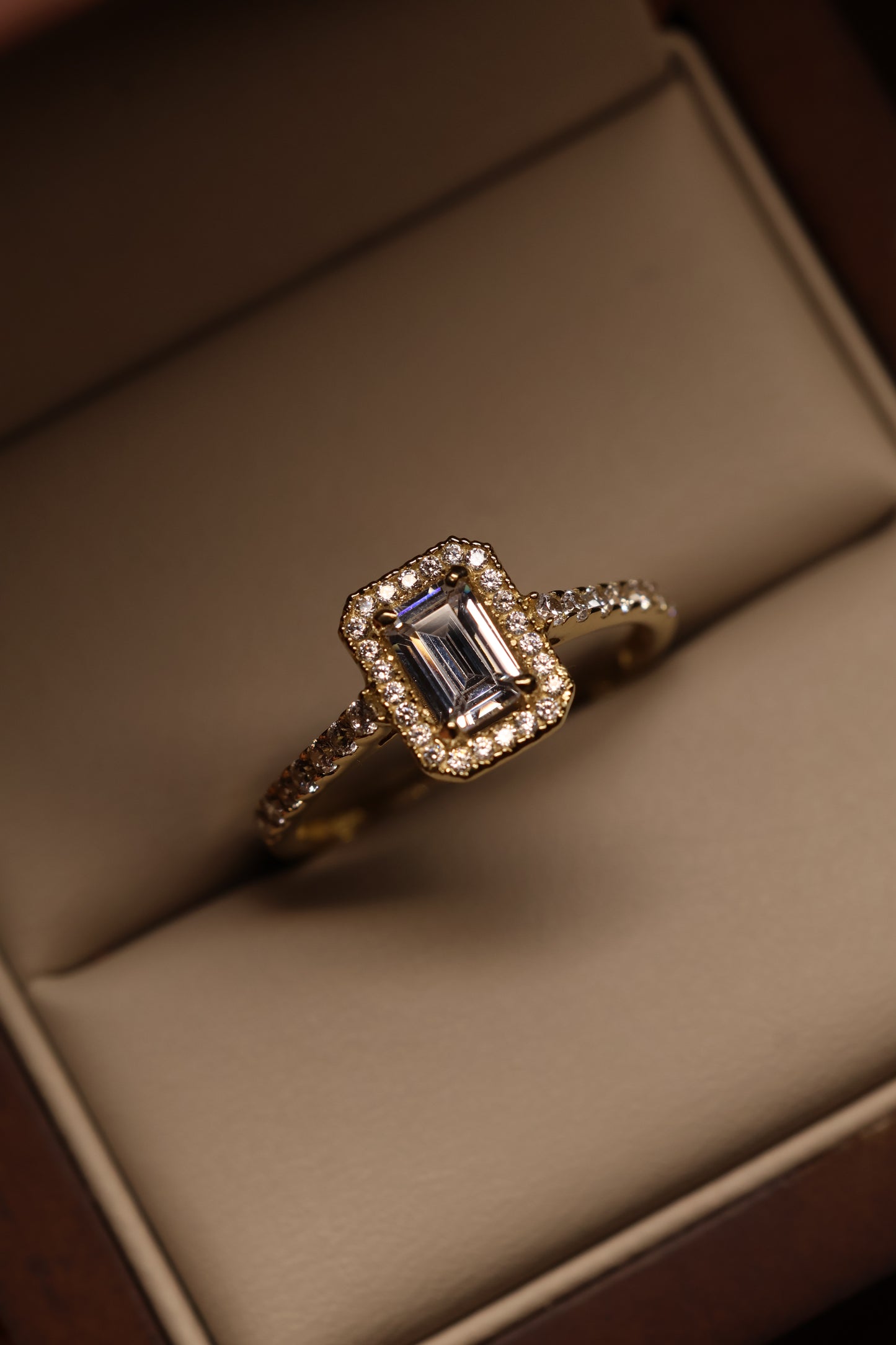 Anillo en Oro Amarillo 14k con Circonia Mod. 15884