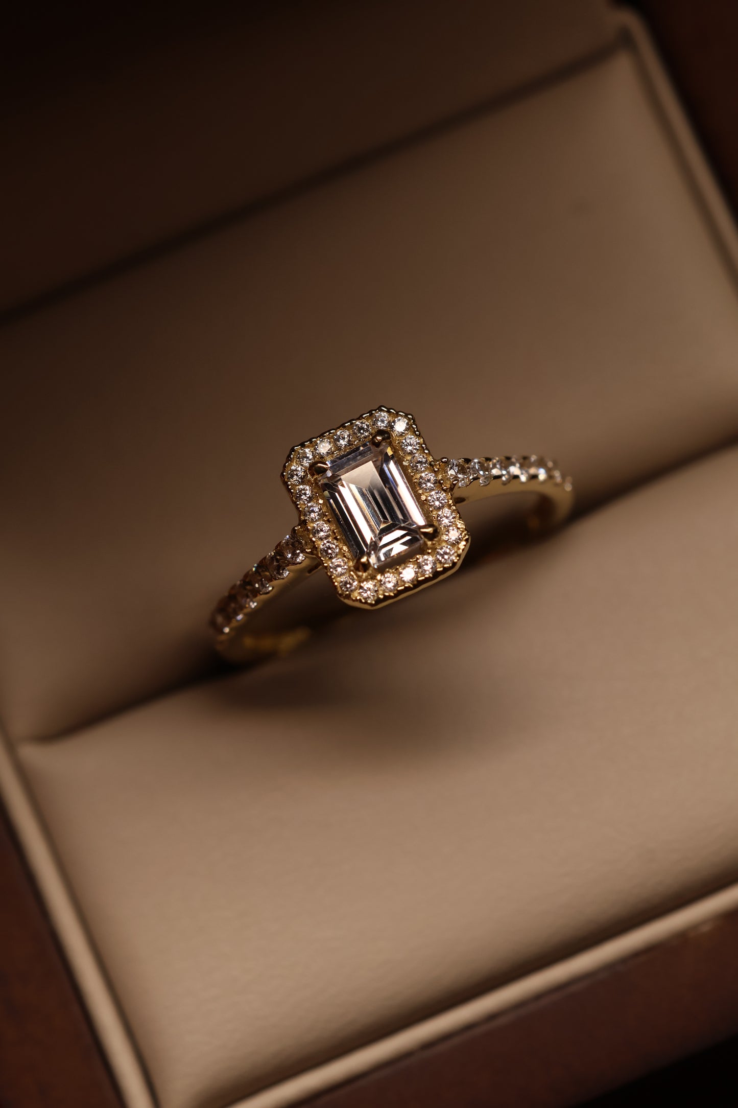 Anillo en Oro Amarillo 14k con Circonia Mod. 15884