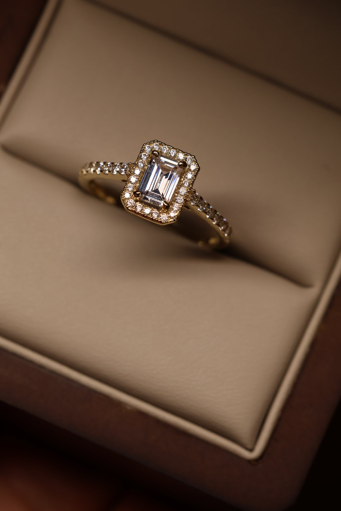 Anillo en Oro Amarillo 14k con Circonia Mod. 15884