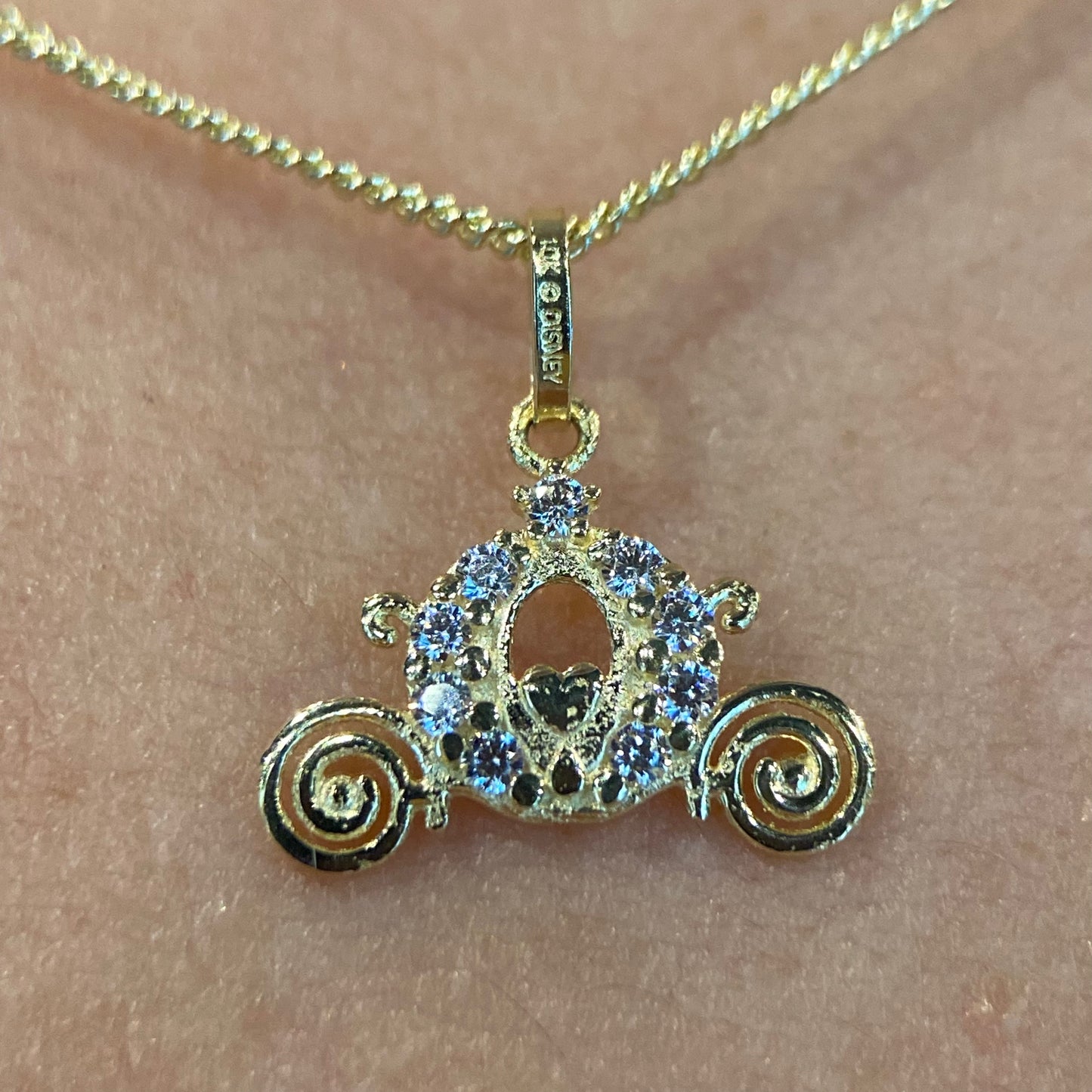 Collar Carruaje con circonias en oro amarillo 10k Disney®️ (50cm)