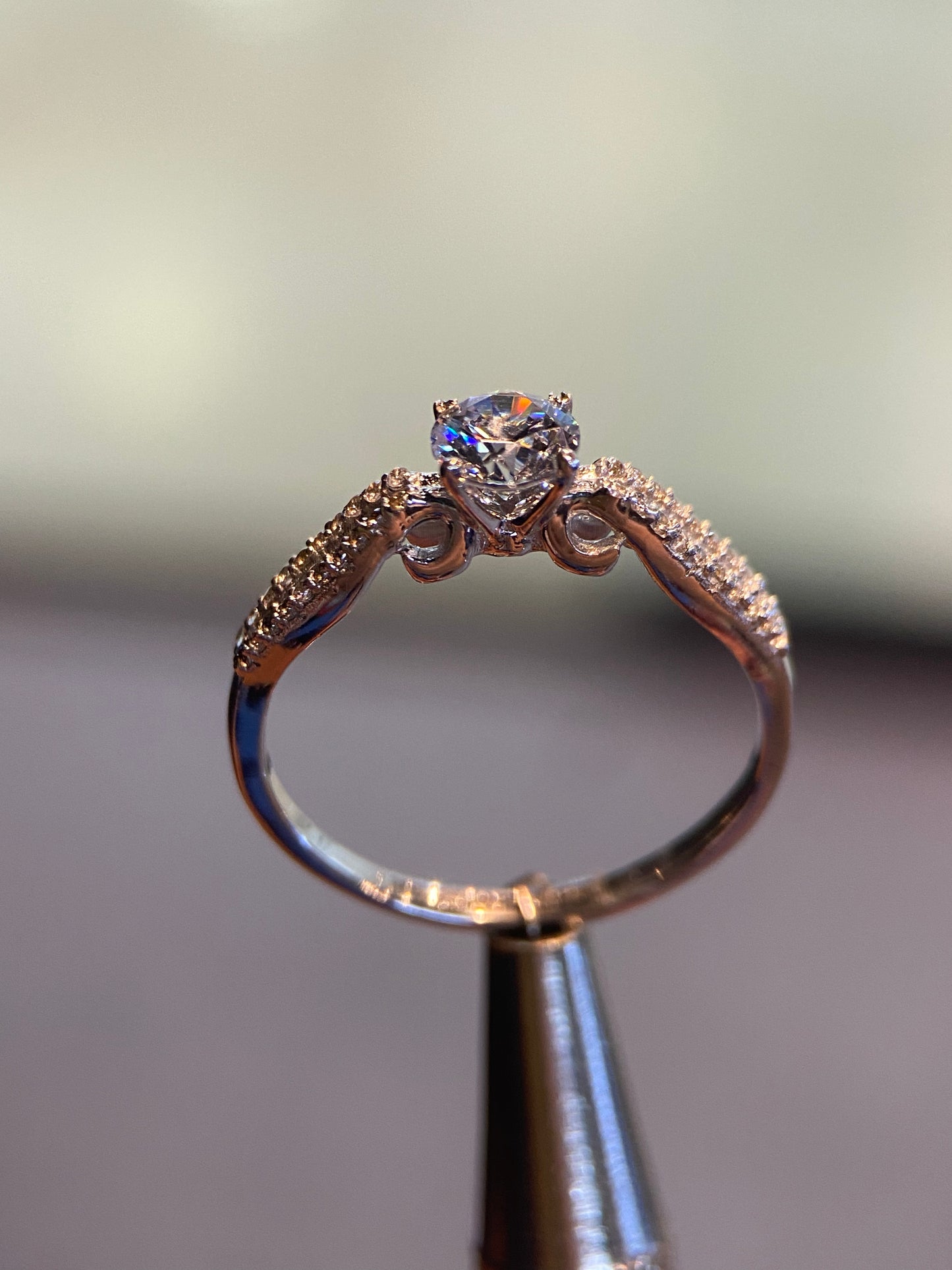 Anillo en oro blanco 14k con circonias Mod 14925