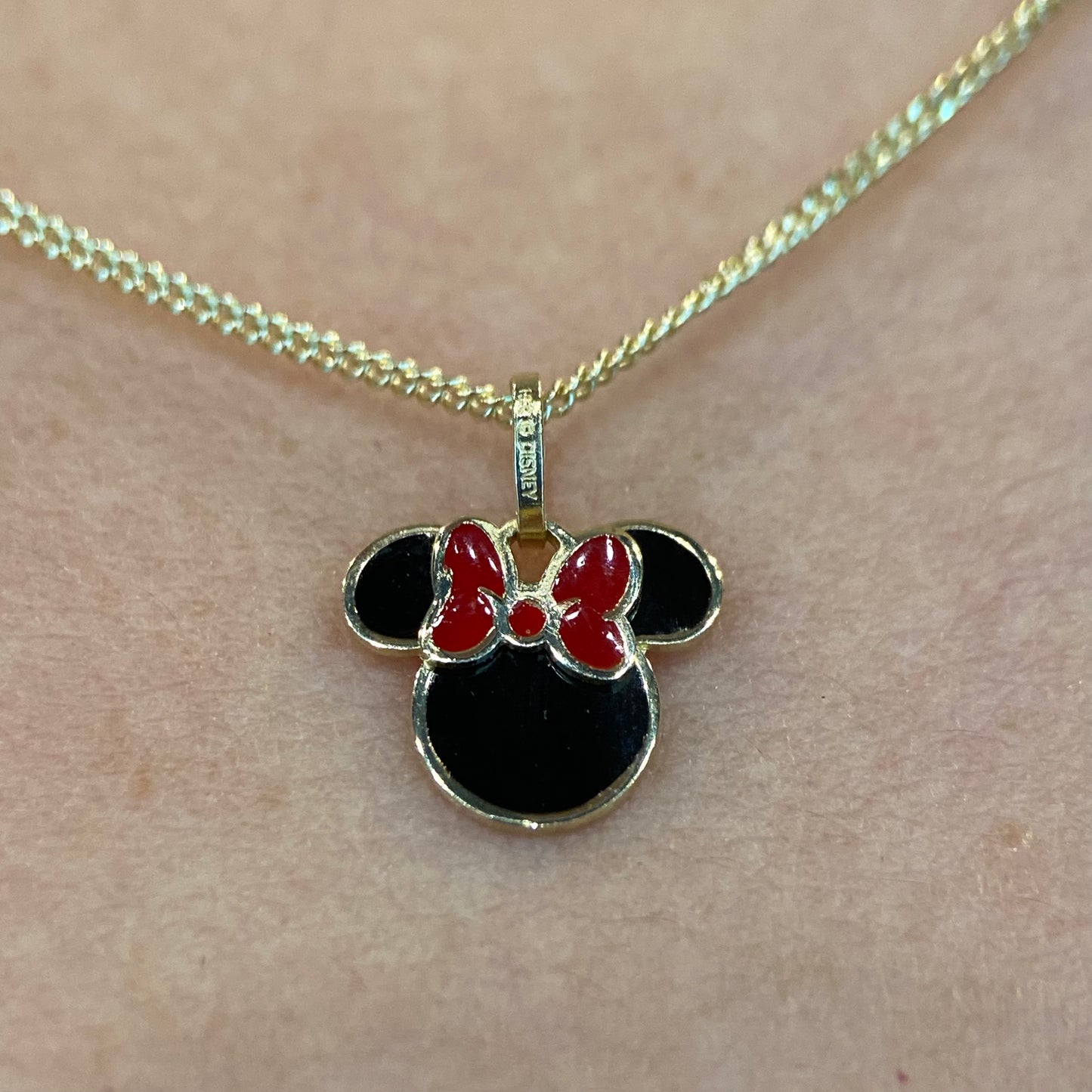 Collar Minnie esmaltada en oro amarillo 10k Disney®️ (50cm)