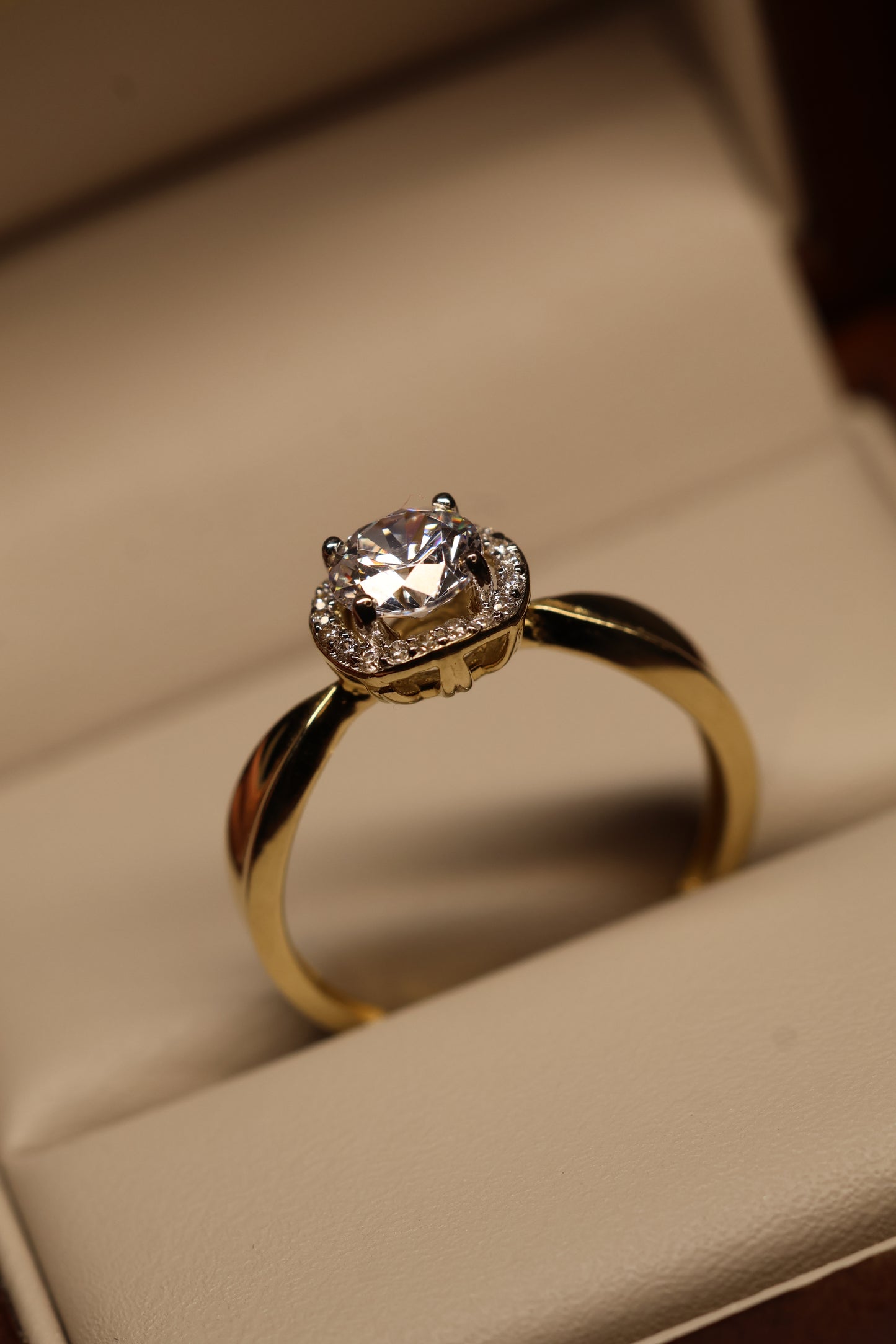 Anillo en Oro Amarillo 14k con Circonia Mod. 15885