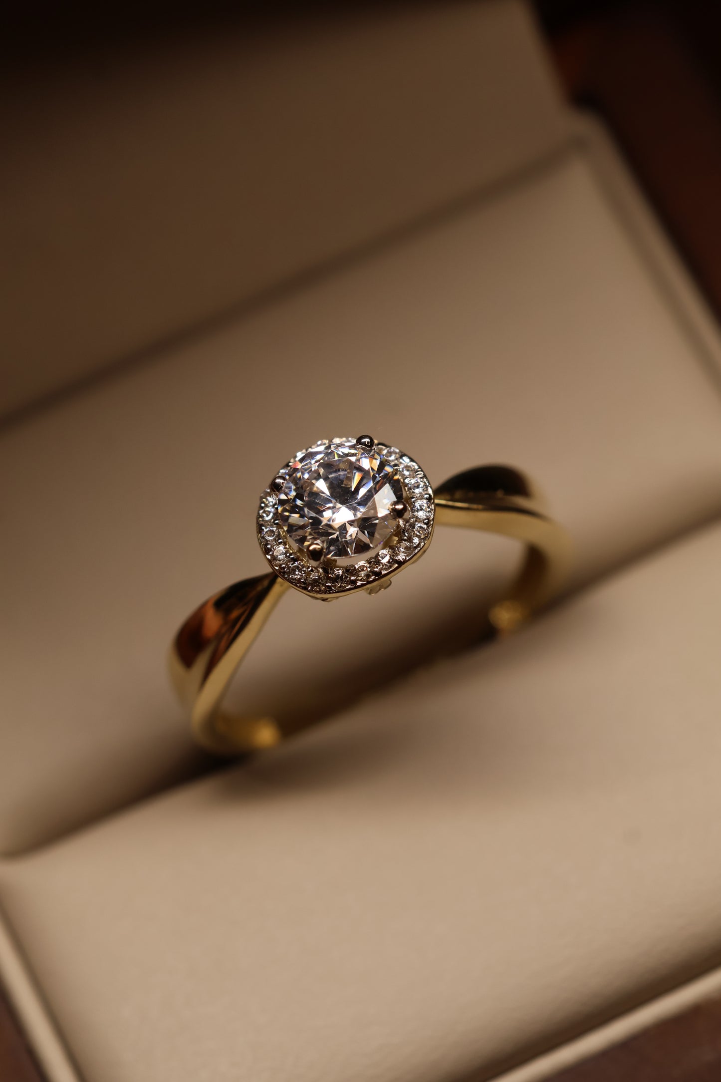 Anillo en Oro Amarillo 14k con Circonia Mod. 15885