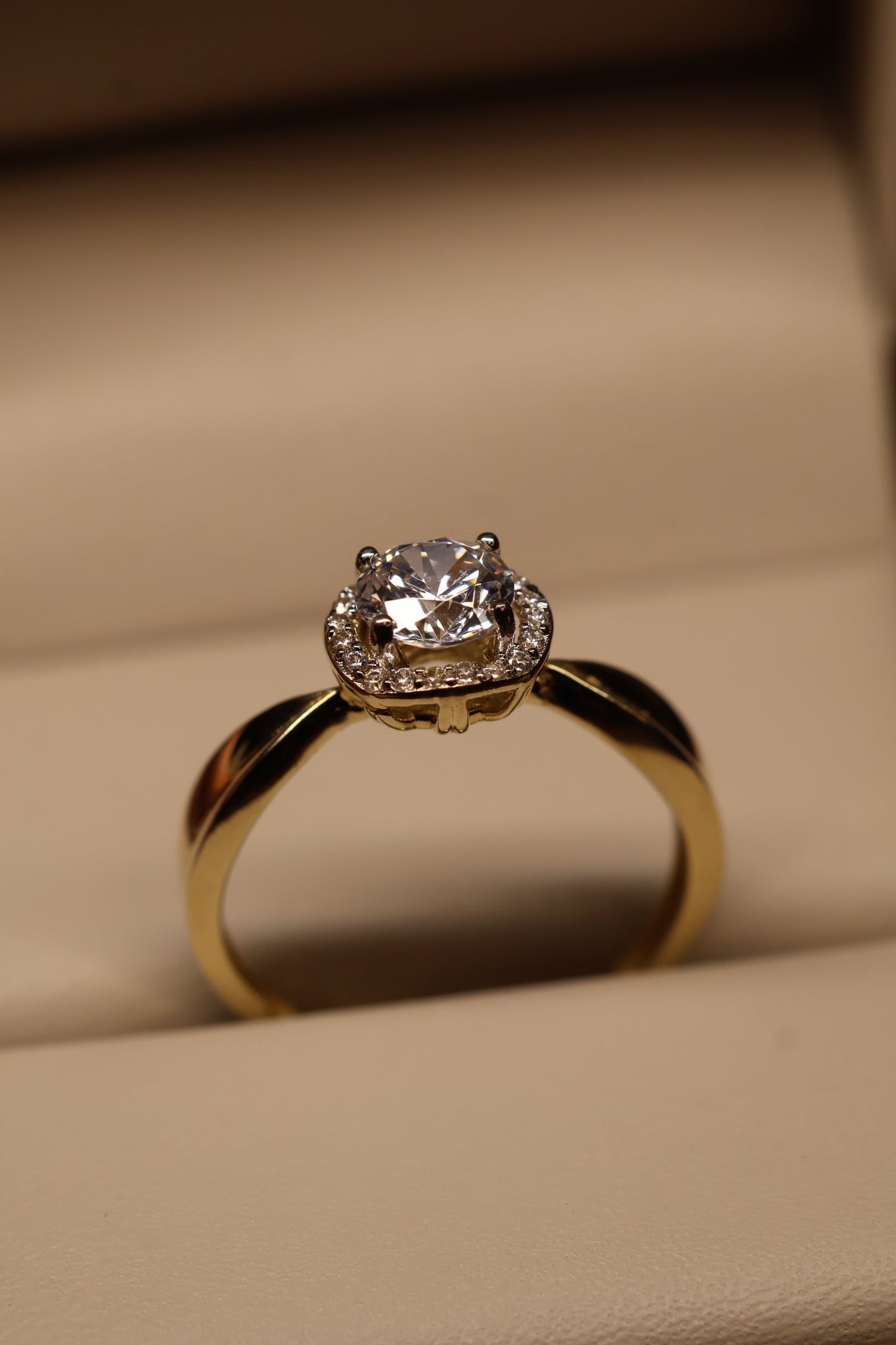 Anillo en Oro Amarillo 14k con Circonia Mod. 15885