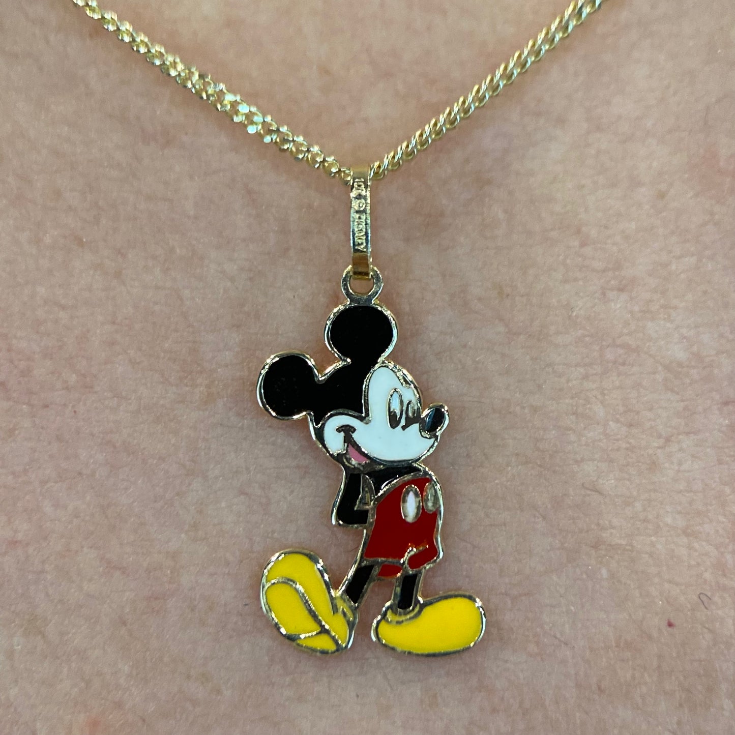 Collar Mickey esmaltado en oro amarillo 10k Disney®️ (50cm)