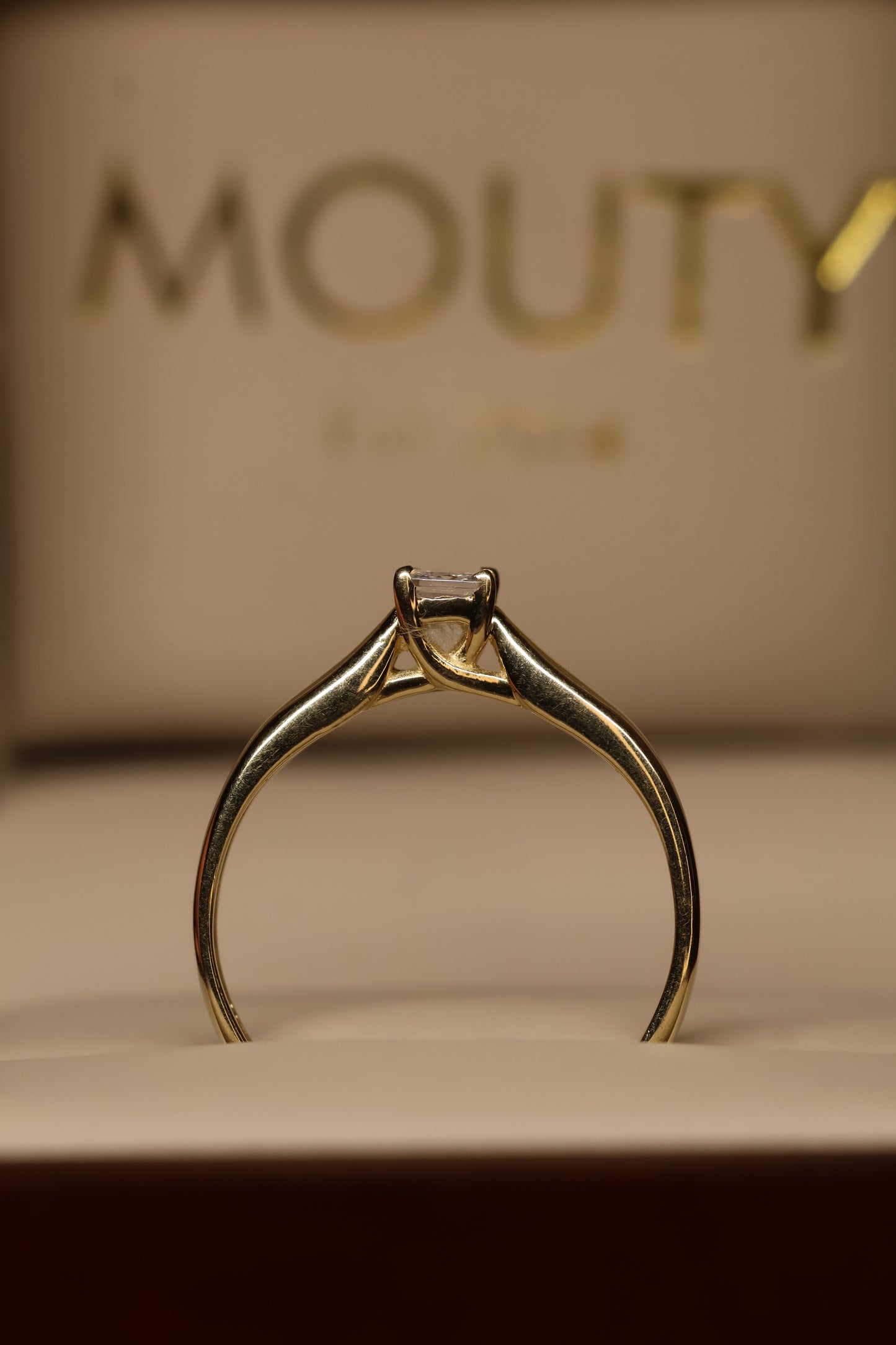 Anillo en Oro Amarillo 14k con Circonia Mod. 15888