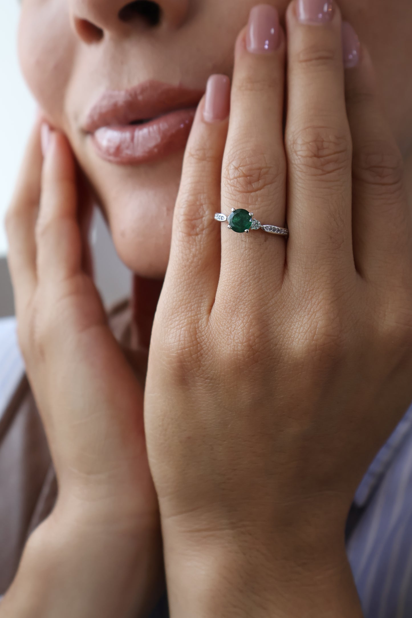 Anillo Aisha en 14k Oro con Esmeralda 0.70ct