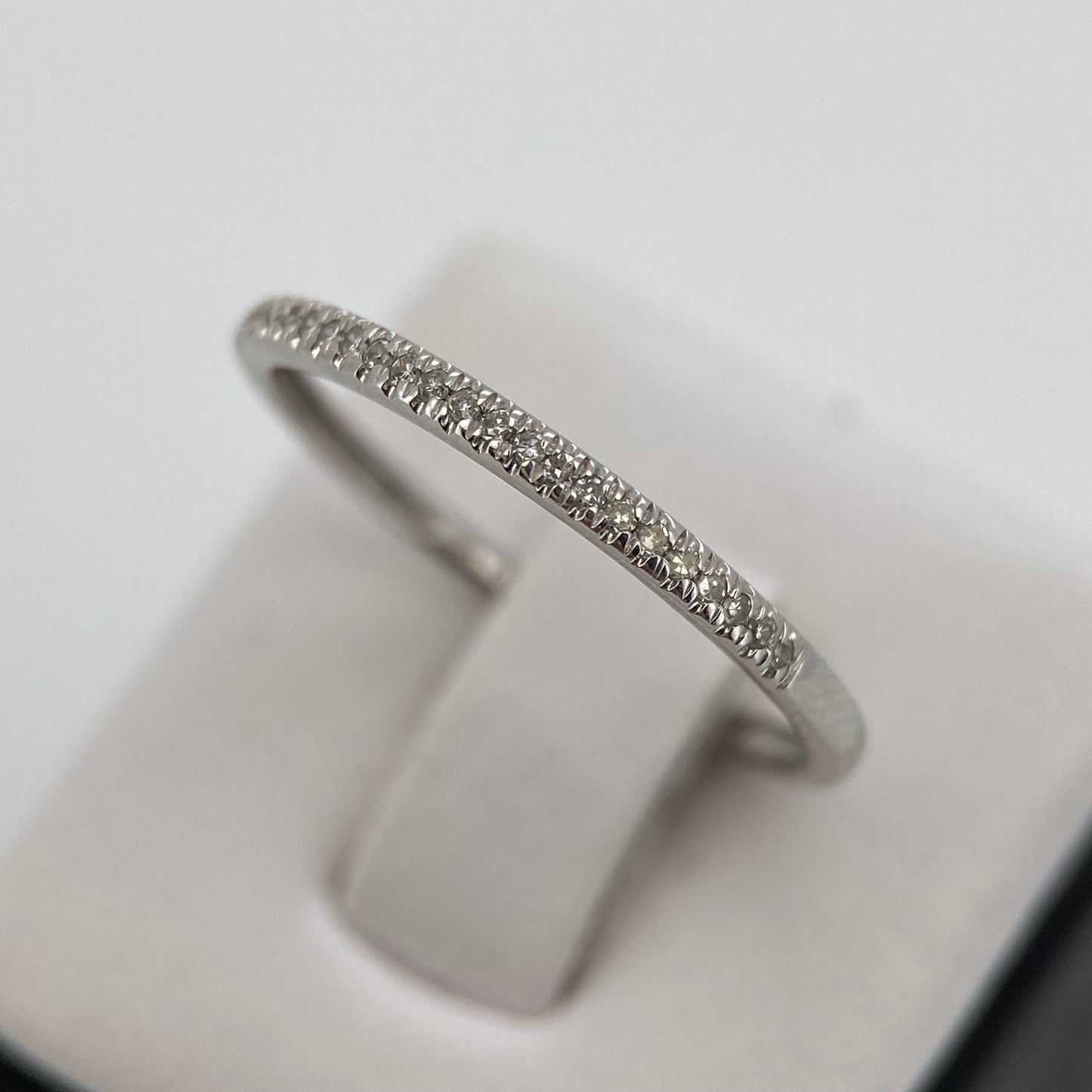 Anillo media churumbela en Oro blanco de 14k con Diamantes Mod: OF1849