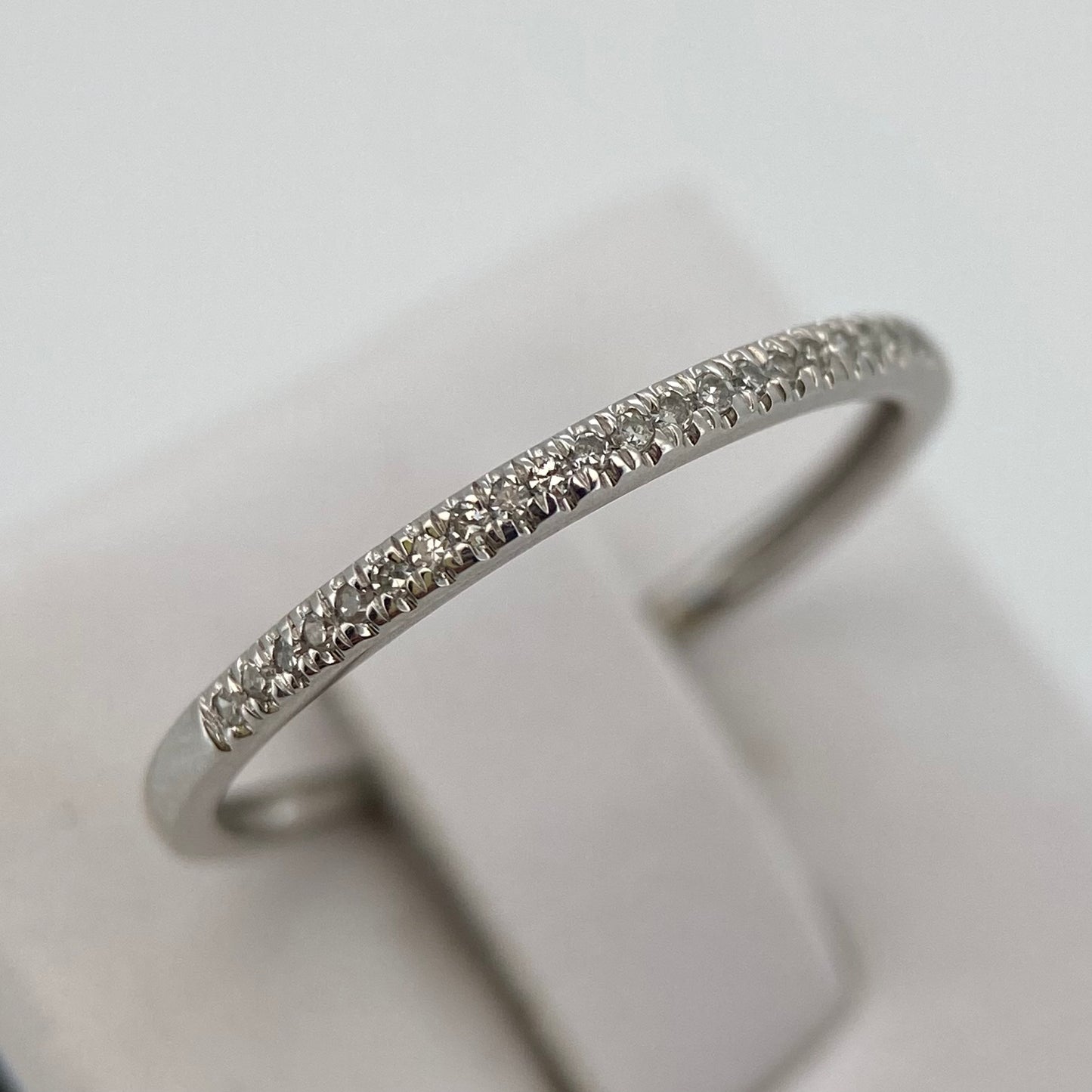 Anillo media churumbela en Oro blanco de 14k con Diamantes Mod: OF1849