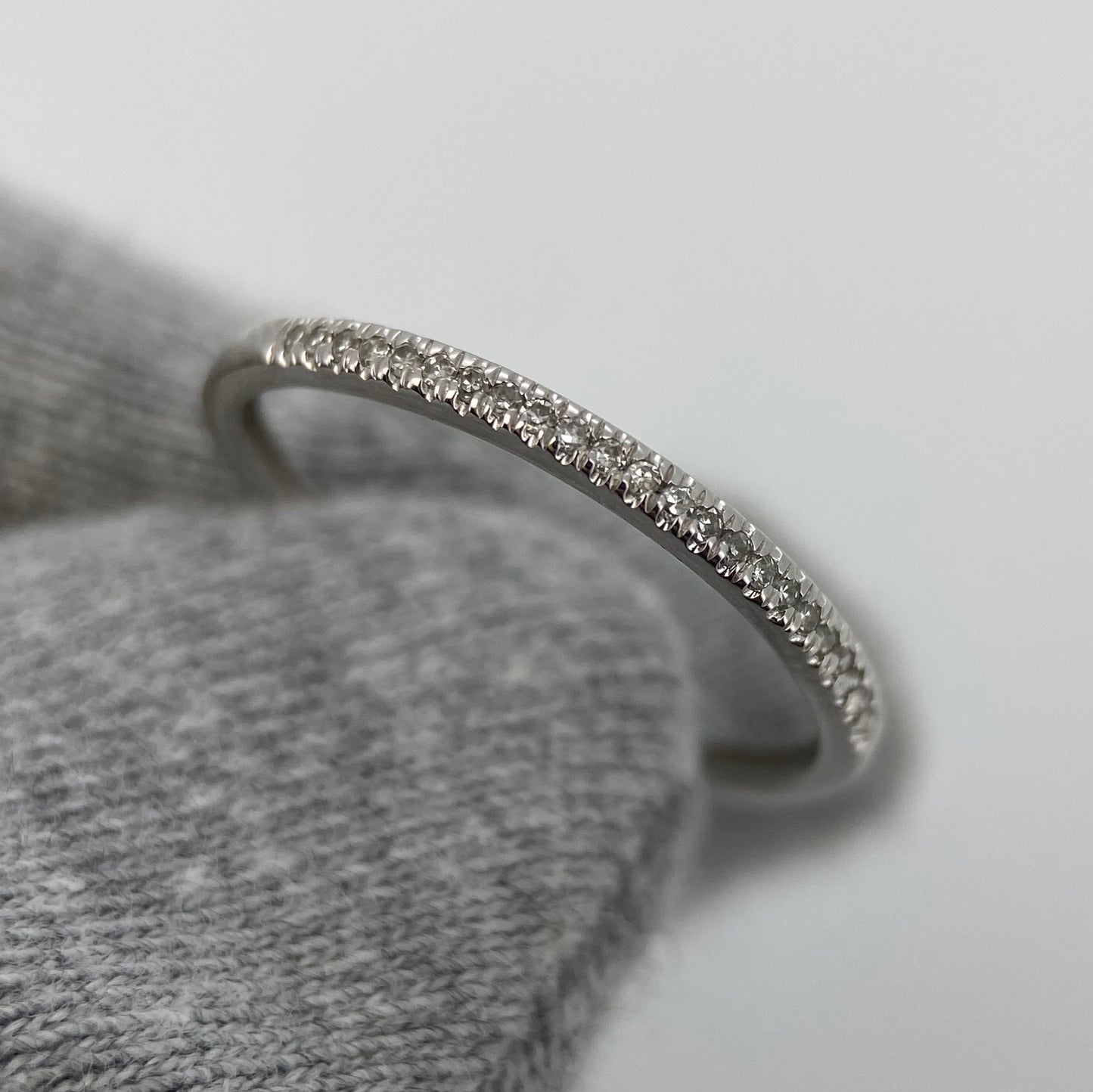 Anillo media churumbela en Oro blanco de 14k con Diamantes Mod: OF1849