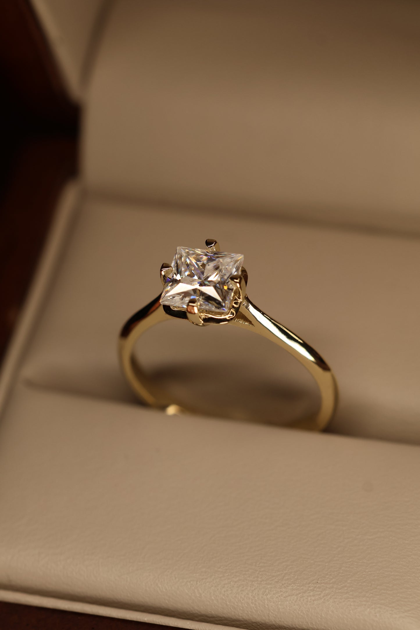 Anillo Isadora en Oro Amarillo 14k 1.2cts con Moissanita GRA Modelo 15351