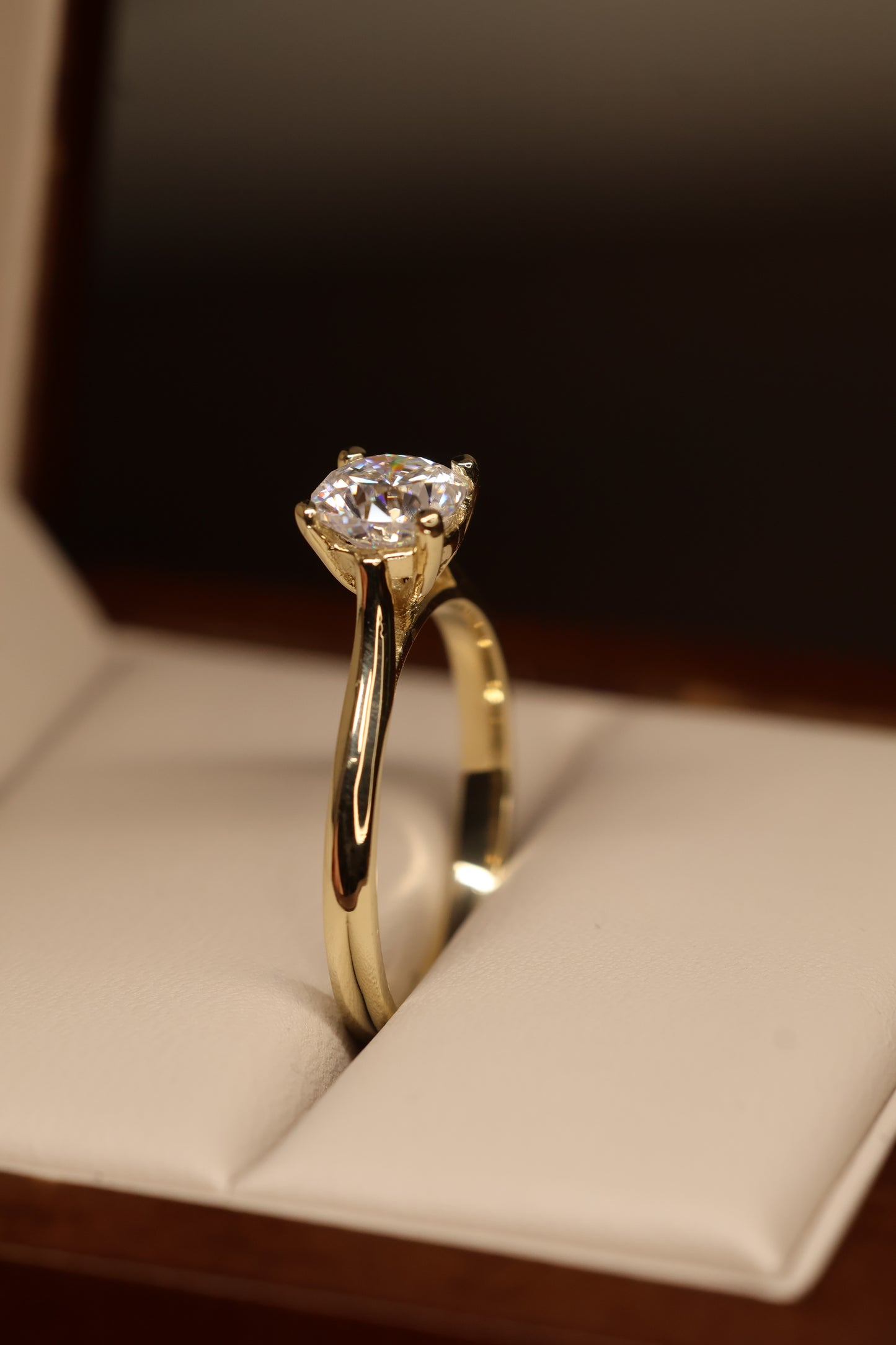 Anillo Estelle en Oro Amarillo 14k 1.0cts con Moissanita GRA Modelo 15353