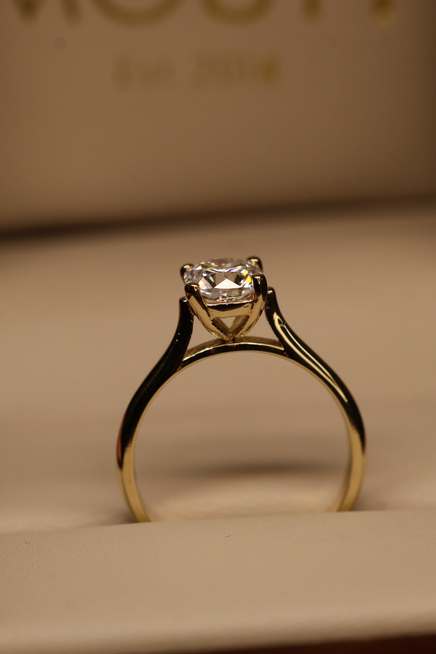 Anillo Estelle en Oro Amarillo 14k 1.0cts con Moissanita GRA Modelo 15353