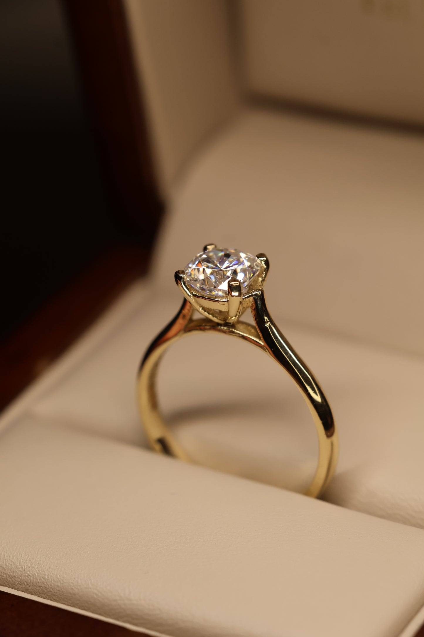 Anillo Estelle en Oro Amarillo 14k 1.0cts con Moissanita GRA Modelo 15353